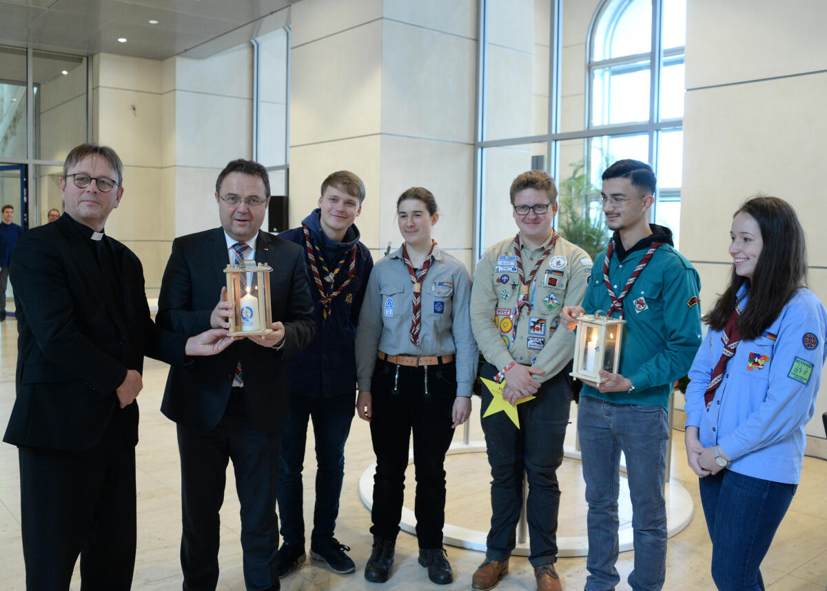 Bundestagsvizepräsident Dr. Hans-Peter Friedrich, (2.v.li), CDU/CSU, nimmt im Beisein von Prälat Dr. Karl Jüsten (li) das Friedenslicht aus Betlehem vom Ring deutscher Pfadfinderinnen- und Pfadfinderverbände e. V. entgegen. Die feierliche Übergabe erfolgt durch eine Delegation junger Pfadfinderinnen und Pfadfinder. Friedrich, Hans-Peter; Jüsten, Karl Bundestagsvizepräsident Dr. Hans-Peter Friedrich, (2.v.li), CDU/CSU, nimmt im Beisein von Prälat Dr. Karl Jüsten (li) das Friedenslicht aus Betlehem vom Ring deutscher Pfadfinderinnen- und Pfadfinderverbände e. V. entgegen. Die feierliche Übergabe erfolgt durch eine Delegation junger Pfadfinderinnen und Pfadfinder.