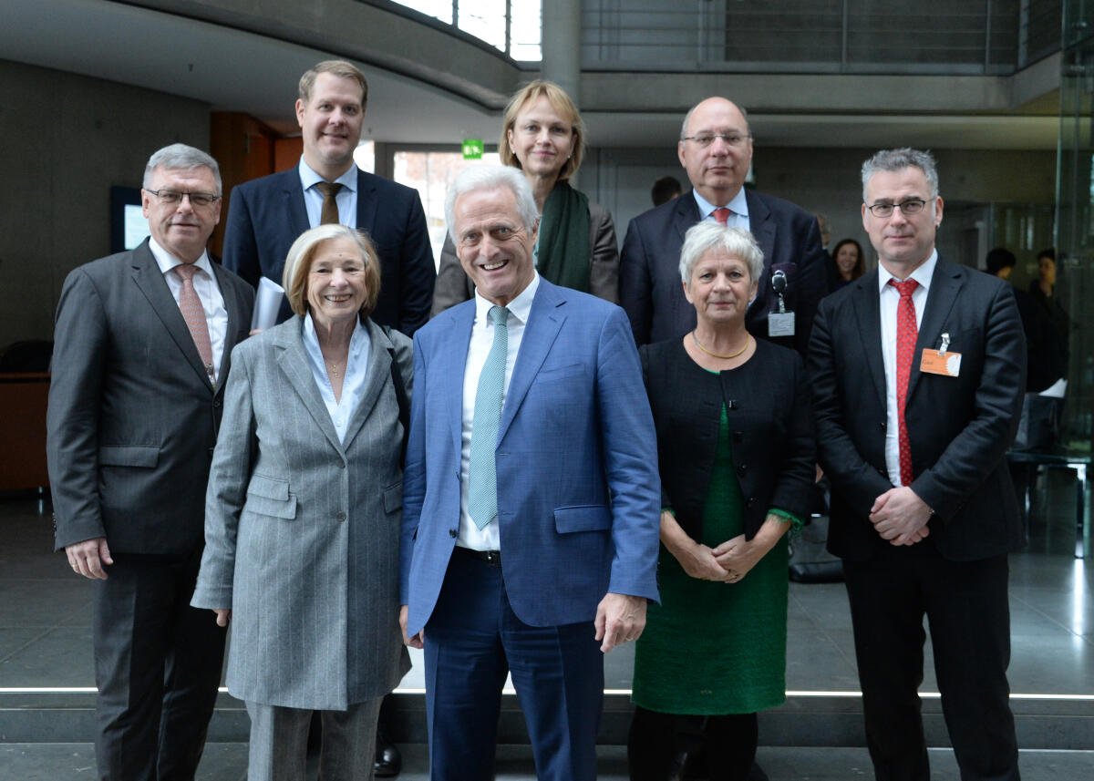 Vertreter der politischen Stiftungen in Deutschland sind zu Gast beim Ausschuss des Deutschen Bundestages für wirtschaftliche Zusammenarbeit und Entwicklung. Dr. Peter Ramsauer, (1. Reihe mitte), CDU/CSU, Vorsitzender des Ausschusses, leitet die Sitzung und das Gespräch.; Gruppenfoto. Ramsauer, Peter Vertreter der politischen Stiftungen in Deutschland sind zu Gast beim Ausschuss des Deutschen Bundestages für wirtschaftliche Zusammenarbeit und Entwicklung. Dr. Peter Ramsauer, (1. Reihe mitte), CDU/CSU, Vorsitzender des Ausschusses, leitet die Sitzung und das Gespräch.; Gruppenfoto.