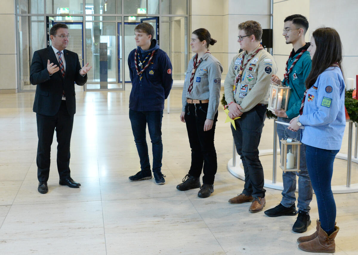 Bundestagsvizepräsident Dr. Hans-Peter Friedrich, (li), CDU/CSU, nimmt im Beisein von Prälat Dr. Karl Jüsten das Friedenslicht aus Betlehem vom Ring deutscher Pfadfinderinnen- und Pfadfinderverbände e. V. entgegen. Die feierliche Übergabe erfolgt durch eine Delegation junger Pfadfinderinnen und Pfadfinder.; Begrüßung. Friedrich, Hans-Peter Bundestagsvizepräsident Dr. Hans-Peter Friedrich, (li), CDU/CSU, nimmt im Beisein von Prälat Dr. Karl Jüsten das Friedenslicht aus Betlehem vom Ring deutscher Pfadfinderinnen- und Pfadfinderverbände e. V. entgegen. Die feierliche Übergabe erfolgt durch eine Delegation junger Pfadfinderinnen und Pfadfinder.; Begrüßung.