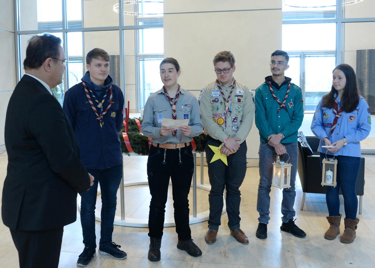Bundestagsvizepräsident Dr. Hans-Peter Friedrich, (li), CDU/CSU, nimmt im Beisein von Prälat Dr. Karl Jüsten das Friedenslicht aus Betlehem vom Ring deutscher Pfadfinderinnen- und Pfadfinderverbände e. V. entgegen. Die feierliche Übergabe erfolgt durch eine Delegation junger Pfadfinderinnen und Pfadfinder.; Begrüßung. Friedrich, Hans-Peter Bundestagsvizepräsident Dr. Hans-Peter Friedrich, (li), CDU/CSU, nimmt im Beisein von Prälat Dr. Karl Jüsten das Friedenslicht aus Betlehem vom Ring deutscher Pfadfinderinnen- und Pfadfinderverbände e. V. entgegen. Die feierliche Übergabe erfolgt durch eine Delegation junger Pfadfinderinnen und Pfadfinder.; Begrüßung.