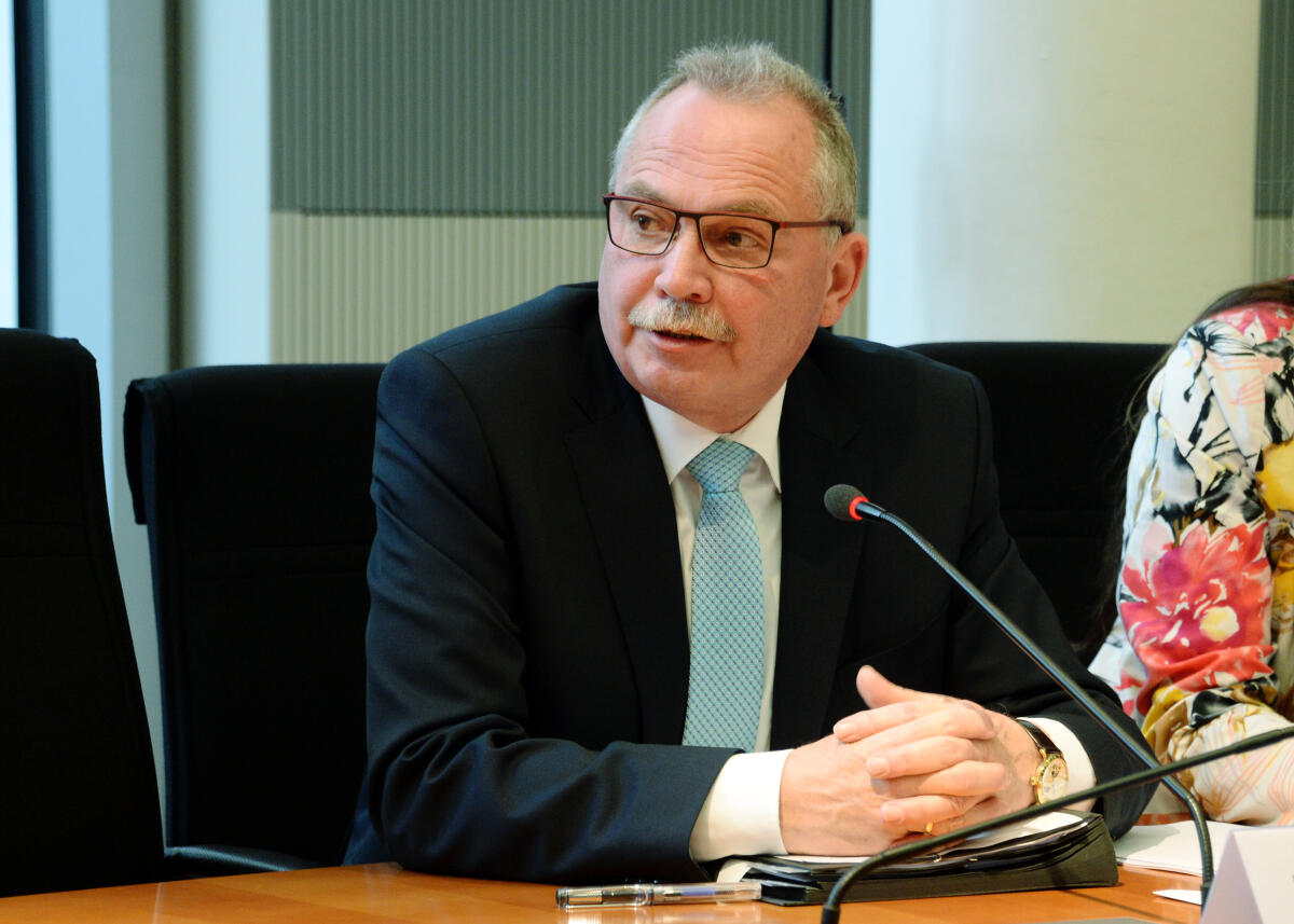 Bundestagspräsident Dr. Wolfgang Schäuble, CDU/CSU, konstituiert den 2. Untersuchungsausschuss der 19. Wahlperiode ("PKW-Maut"). Udo Schiefner, (hier im Bild), SPD, erklärt sich bereit, den Vorsitz des 2. UA zu übernehmen; Konstituierung, Untersuchungsausschuss, PKW-Maut. Schiefner, Udo Bundestagspräsident Dr. Wolfgang Schäuble, CDU/CSU, konstituiert den 2. Untersuchungsausschuss der 19. Wahlperiode ("PKW-Maut"). Udo Schiefner, (hier im Bild), SPD, erklärt sich bereit, den Vorsitz des 2. UA zu übernehmen; Konstituierung, Untersuchungsausschuss, PKW-Maut.