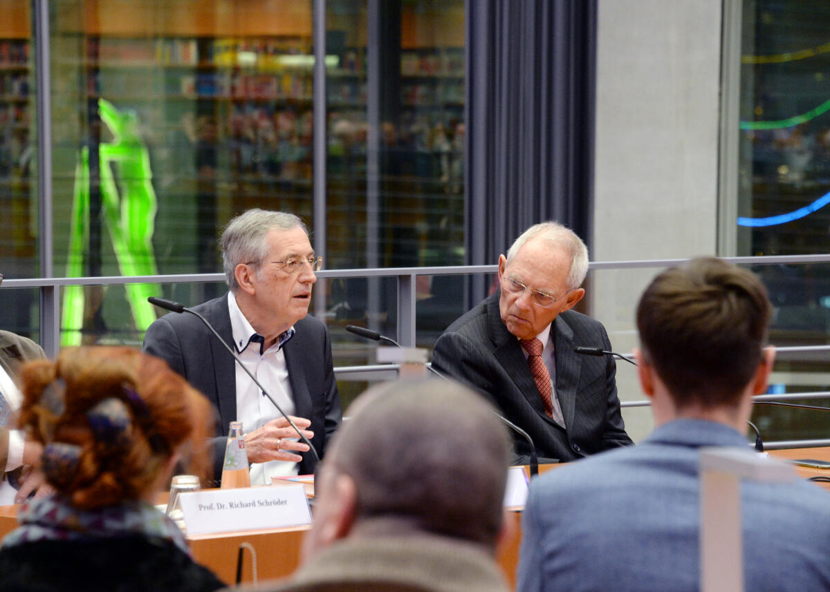 Bundestagspräsident Dr. Wolfgang Schäuble, (re), CDU/CSU, leitet und moderiert in der Bibliothek des Deutschen Bundestages eine Lesung des Journalisten, Publizisten und langjährigem Spiegel-Redakteurs Norbert F. Pötzl, (li), der aus seinem Buch "Der Treuhand-Komplex: Legenden, Fakten, Emotionen" vorliest. Schäuble, Wolfgang; Pötzl, Norbert F. Bundestagspräsident Dr. Wolfgang Schäuble, (re), CDU/CSU, leitet und moderiert in der Bibliothek des Deutschen Bundestages eine Lesung des Journalisten, Publizisten und langjährigem Spiegel-Redakteurs Norbert F. Pötzl, (li), der aus seinem Buch "Der Treuhand-Komplex: Legenden, Fakten, Emotionen" vorliest.