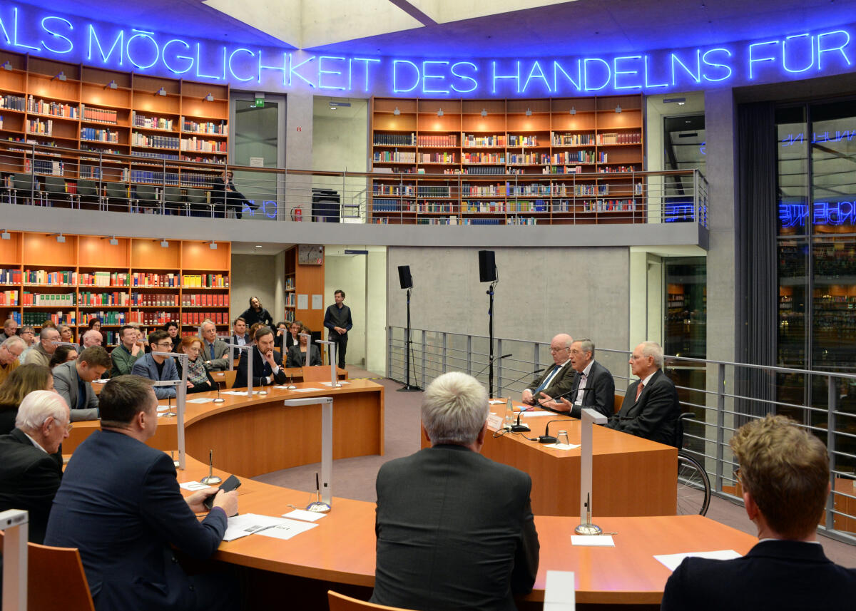 Bundestagspräsident Dr. Wolfgang Schäuble, (Podium re), CDU/CSU, leitet und moderiert in der Bibliothek des Deutschen Bundestages eine Lesung des Journalisten, Publizisten und langjährigem Spiegel-Redakteurs Norbert F. Pötzl, (Podium mitte), der aus seinem Buch "Der Treuhand-Komplex: Legenden, Fakten, Emotionen" vorliest. Mit auf dem Podium zur Diskussion: Prof. Richard Schröder. (Podium li).; Übersicht. Schäuble, Wolfgang; Pötzl, Norbert F.; Schröder, Richard Bundestagspräsident Dr. Wolfgang Schäuble, (Podium re), CDU/CSU, leitet und moderiert in der Bibliothek des Deutschen Bundestages eine Lesung des Journalisten, Publizisten und langjährigem Spiegel-Redakteurs Norbert F. Pötzl, (Podium mitte), der aus seinem Buch "Der Treuhand-Komplex: Legenden, Fakten, Emotionen" vorliest. Mit auf dem Podium zur Diskussion: Prof. Richard Schröder. (Podium li).; Übersicht.