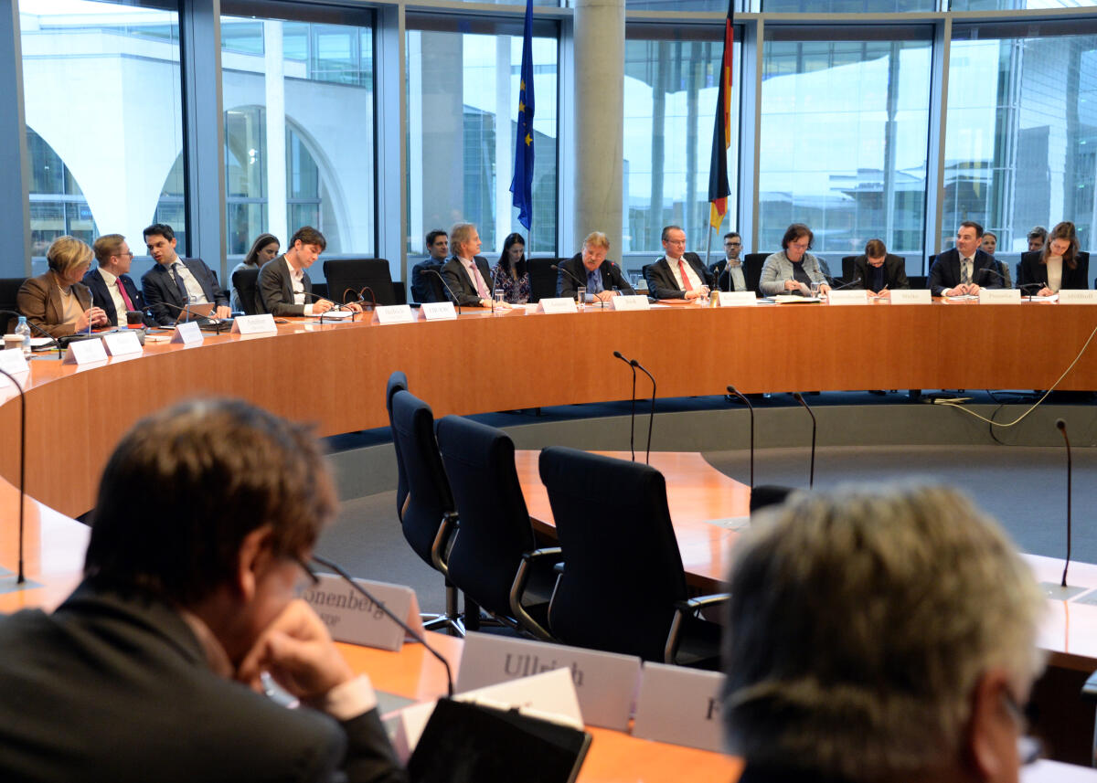 Gunther Krichbaum, (4.v.re), CDU/CSU, Vorsitzender des Ausschusses des Deutschen Bundestages für die Angelegenheiten der Europäischen Union, leitet eine Sitzung, an der die ehemaligen Mitglieder des Europäischen Parlaments, Elmar Brok, (5.v.re), und Jo Leinen, (6.v.re), teilnehmen.; Übersicht. Brok, Elmar; Leinen, Jo; Krichbaum, Gunther Gunther Krichbaum, (4.v.re), CDU/CSU, Vorsitzender des Ausschusses des Deutschen Bundestages für die Angelegenheiten der Europäischen Union, leitet eine Sitzung, an der die ehemaligen Mitglieder des Europäischen Parlaments, Elmar Brok, (5.v.re), und Jo Leinen, (6.v.re), teilnehmen.; Übersicht.