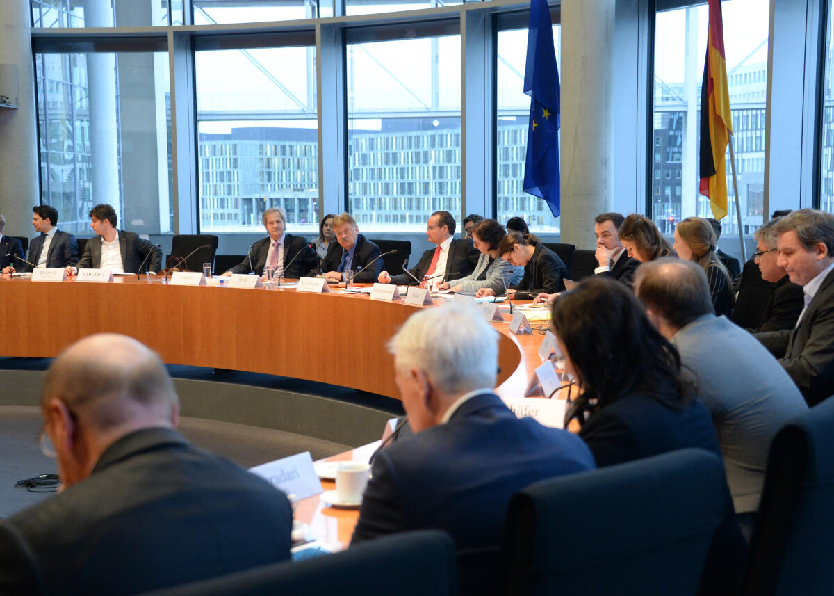 Gunther Krichbaum, (5.v.li), CDU/CSU, Vorsitzender des Ausschusses des Deutschen Bundestages für die Angelegenheiten der Europäischen Union, leitet eine Sitzung, an der die ehemaligen Mitglieder des Europäischen Parlaments, Elmar Brok, (4.v.li), und Jo Leinen, (3.v.li), teilnehmen.; Übersicht. Brok, Elmar; Leinen, Jo; Krichbaum, Gunther Gunther Krichbaum, (5.v.li), CDU/CSU, Vorsitzender des Ausschusses des Deutschen Bundestages für die Angelegenheiten der Europäischen Union, leitet eine Sitzung, an der die ehemaligen Mitglieder des Europäischen Parlaments, Elmar Brok, (4.v.li), und Jo Leinen, (3.v.li), teilnehmen.; Übersicht.
