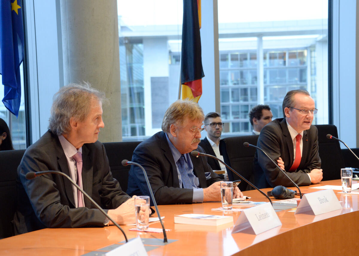 Gunther Krichbaum, (re), CDU/CSU, Vorsitzender des Ausschusses des Deutschen Bundestages für die Angelegenheiten der Europäischen Union, leitet eine Sitzung, an der die ehemaligen Mitglieder des Europäischen Parlaments, Elmar Brok, (mitte), und Jo Leinen, (li), teilnehmen. Brok, Elmar; Leinen, Jo; Krichbaum, Gunther Gunther Krichbaum, (re), CDU/CSU, Vorsitzender des Ausschusses des Deutschen Bundestages für die Angelegenheiten der Europäischen Union, leitet eine Sitzung, an der die ehemaligen Mitglieder des Europäischen Parlaments, Elmar Brok, (mitte), und Jo Leinen, (li), teilnehmen.