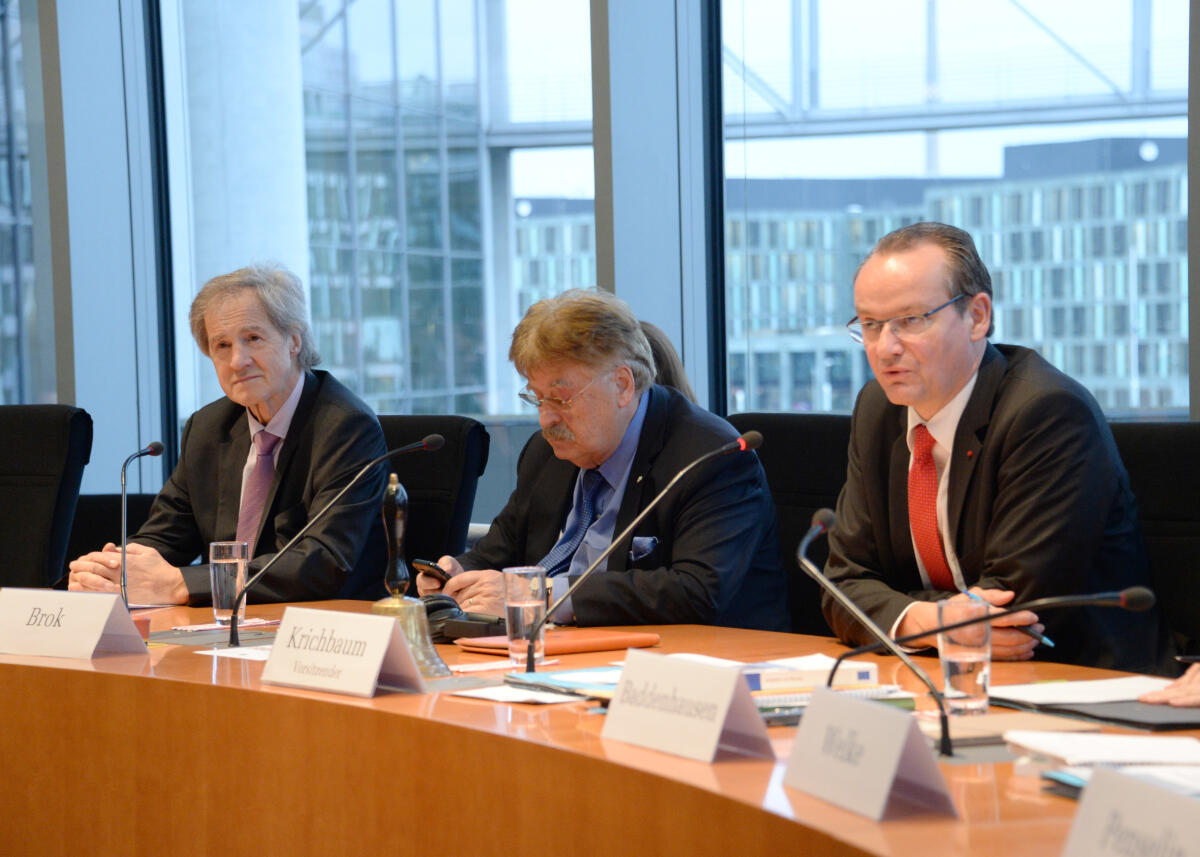 Gunther Krichbaum, (re), CDU/CSU, Vorsitzender des Ausschusses des Deutschen Bundestages für die Angelegenheiten der Europäischen Union, leitet eine Sitzung, an der die ehemaligen Mitglieder des Europäischen Parlaments, Elmar Brok, (mitte), und Jo Leinen, (li), teilnehmen. Brok, Elmar; Leinen, Jo; Krichbaum, Gunther Gunther Krichbaum, (re), CDU/CSU, Vorsitzender des Ausschusses des Deutschen Bundestages für die Angelegenheiten der Europäischen Union, leitet eine Sitzung, an der die ehemaligen Mitglieder des Europäischen Parlaments, Elmar Brok, (mitte), und Jo Leinen, (li), teilnehmen.