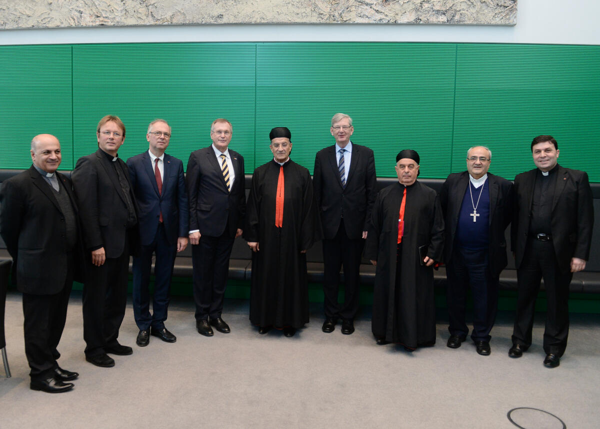 Singhammer, Johannes; Rai, Bechera Pierre Kardinal Bundestagsvizepräsident Johannes Singhammer, (4.v.li), CDU/CSU, empfängt den Patriarchen der Maronitischen Kirche Libanon, Bechera Pierre Kardinal Rai, (mitte), und Delegation, zu einem Gespräch.; Gruppenfoto.