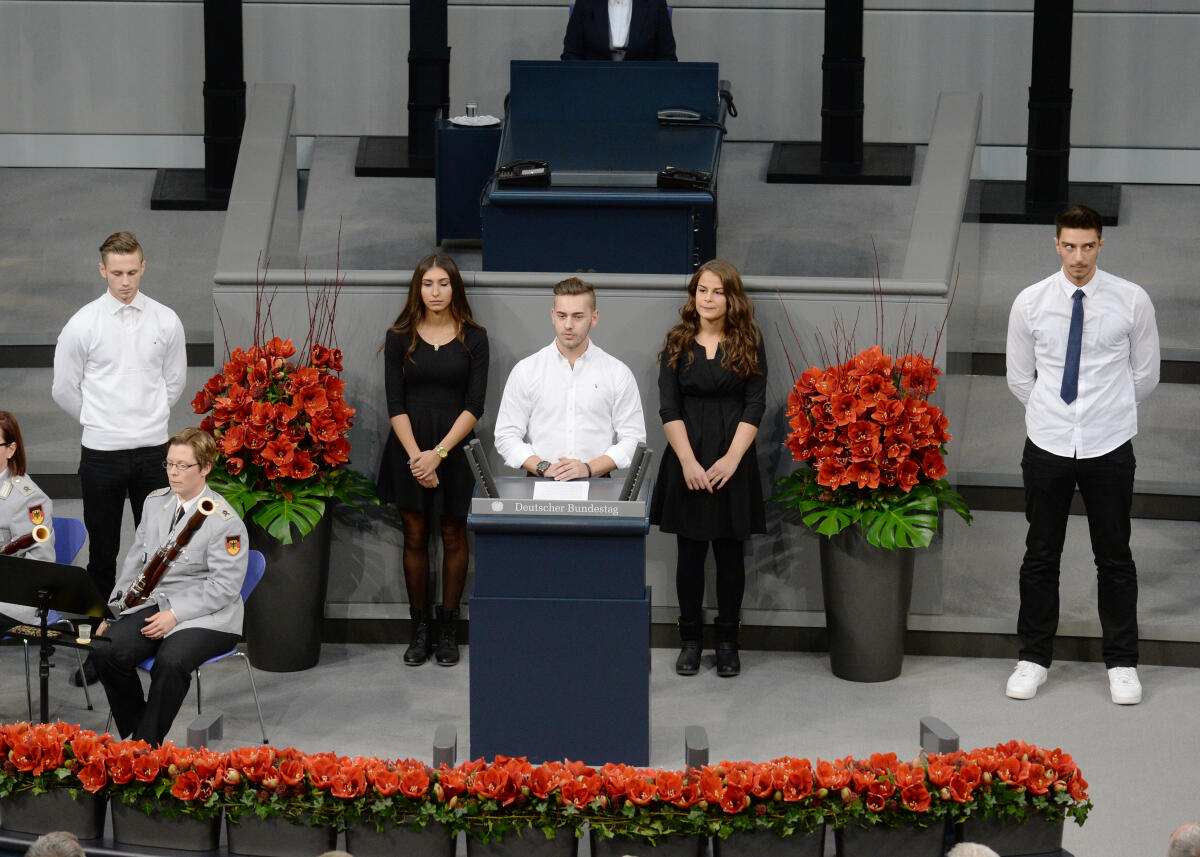 Aus Anlass des Volkstrauertages des Volksbundes Deutsche Kriegsgräberfürsorge e. V. findet im Plenarsaal des Deutschen Bundestages eine zentrale Gedenkstunde statt. Bundespräsident Joachim Gauck hält die Gedenkrede und spricht das Totengedenken. Markus Meckel, Präsident des Volksbundes, hält die Begrüßungsansprache. Schüler der Gesamtschule Berger Feld in Gelsenkirchen gestalten die Lesung (hier im Bild).; Volkstrauertag, Volksbund, Rednerpult, Deutscher Bundestag, Jugendliche. Aus Anlass des Volkstrauertages des Volksbundes Deutsche Kriegsgräberfürsorge e. V. findet im Plenarsaal des Deutschen Bundestages eine zentrale Gedenkstunde statt. Bundespräsident Joachim Gauck hält die Gedenkrede und spricht das Totengedenken. Markus Meckel, Präsident des Volksbundes, hält die Begrüßungsansprache. Schüler der Gesamtschule Berger Feld in Gelsenkirchen gestalten die Lesung (hier im Bild).; Volkstrauertag, Volksbund, Rednerpult, Deutscher Bundestag, Jugendliche.