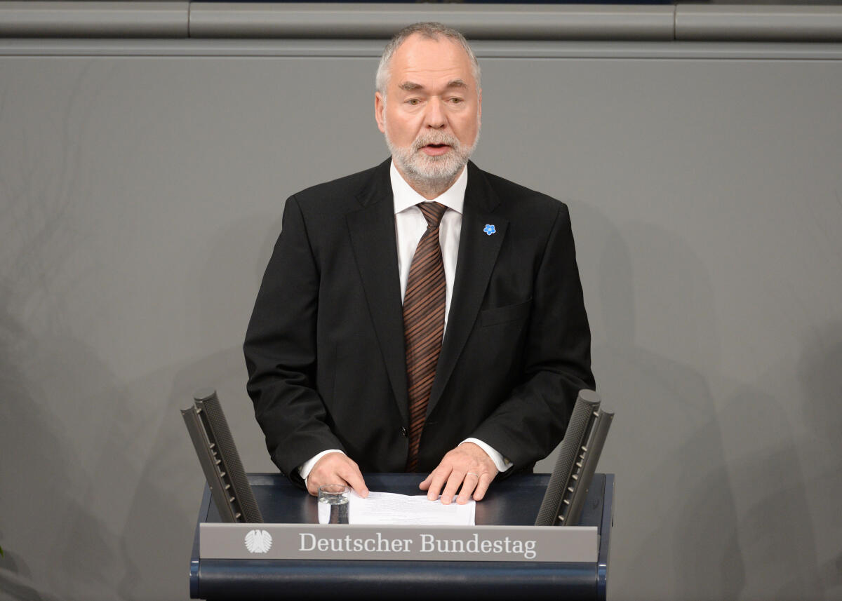 Aus Anlass des Volkstrauertages des Volksbundes Deutsche Kriegsgräberfürsorge e. V. findet im Plenarsaal des Deutschen Bundestages eine zentrale Gedenkstunde statt. Bundespräsident Joachim Gauck hält die Gedenkrede und spricht das Totengedenken. Markus Meckel, (im Bild), Präsident des Volksbundes, hält die Begrüßungsansprache. Schüler der Gesamtschule Berger Feld in Gelsenkirchen gestalten die Lesung.; Volkstrauertag, Volksbund, Rednerpult, Deutscher Bundestag. Meckel, Markus Aus Anlass des Volkstrauertages des Volksbundes Deutsche Kriegsgräberfürsorge e. V. findet im Plenarsaal des Deutschen Bundestages eine zentrale Gedenkstunde statt. Bundespräsident Joachim Gauck hält die Gedenkrede und spricht das Totengedenken. Markus Meckel, (im Bild), Präsident des Volksbundes, hält die Begrüßungsansprache. Schüler der Gesamtschule Berger Feld in Gelsenkirchen gestalten die Lesung.; Volkstrauertag, Volksbund, Rednerpult, Deutscher Bundestag.