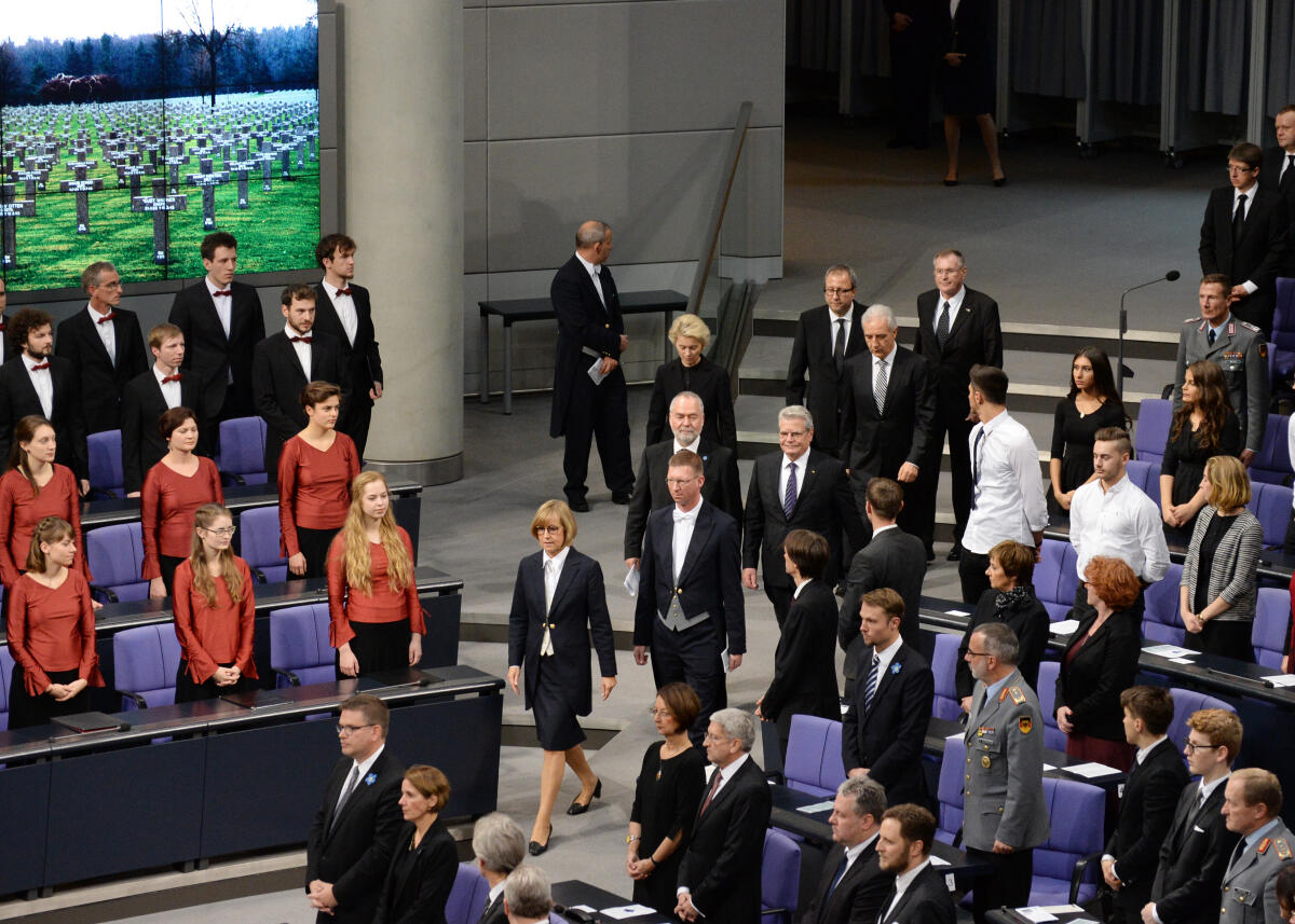 Gauck, Joachim; Meckel, Markus; Tillich, Stanislaw; Singhammer, Johannes; Voßkuhle, Andreas; Leyen, Ursula von der Aus Anlass des Volkstrauertages des Volksbundes Deutsche Kriegsgräberfürsorge e. V. findet im Plenarsaal des Deutschen Bundestages eine zentrale Gedenkstunde statt. Bundespräsident Joachim Gauck hält die Gedenkrede und spricht das Totengedenken. Markus Meckel, Präsident des Volksbundes, hält die Begrüßungsansprache. Schüler der Gesamtschule Berger Feld in Gelsenkirchen gestalten die Lesung. Anwesende Verfassungsorgane beim Betreten des Plenarsaals: Bundesratspräsident Stanislaw Tillich, Bundestagsvizepräsident Johannes Singhammer, CDU/CSU, Bundesverfassungsgerichtspräsident Dr. Andreas Voßkuhle, und die Bundesministerin der Verteidigung, Dr, Ursula von der Leyen, CDU/CSU.; Volkstrauertag, Volksbund, Deutscher Bundestag.