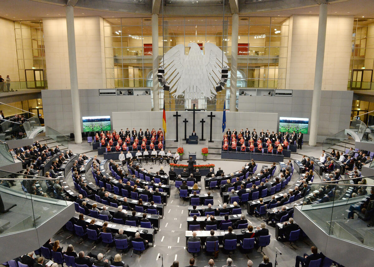 Aus Anlass des Volkstrauertages des Volksbundes Deutsche Kriegsgräberfürsorge e. V. findet im Plenarsaal des Deutschen Bundestages eine zentrale Gedenkstunde statt. Bundespräsident Joachim Gauck hält die Gedenkrede und spricht das Totengedenken. Markus Meckel, Präsident des Volksbundes, hält die Begrüßungsansprache. Schüler der Gesamtschule Berger Feld in Gelsenkirchen gestalten die Lesung.; Volkstrauertag, Volksbund, Übersicht, Deutscher Bundestag, Kreuz, Kreuze. Aus Anlass des Volkstrauertages des Volksbundes Deutsche Kriegsgräberfürsorge e. V. findet im Plenarsaal des Deutschen Bundestages eine zentrale Gedenkstunde statt. Bundespräsident Joachim Gauck hält die Gedenkrede und spricht das Totengedenken. Markus Meckel, Präsident des Volksbundes, hält die Begrüßungsansprache. Schüler der Gesamtschule Berger Feld in Gelsenkirchen gestalten die Lesung.; Volkstrauertag, Volksbund, Übersicht, Deutscher Bundestag, Kreuz, Kreuze.