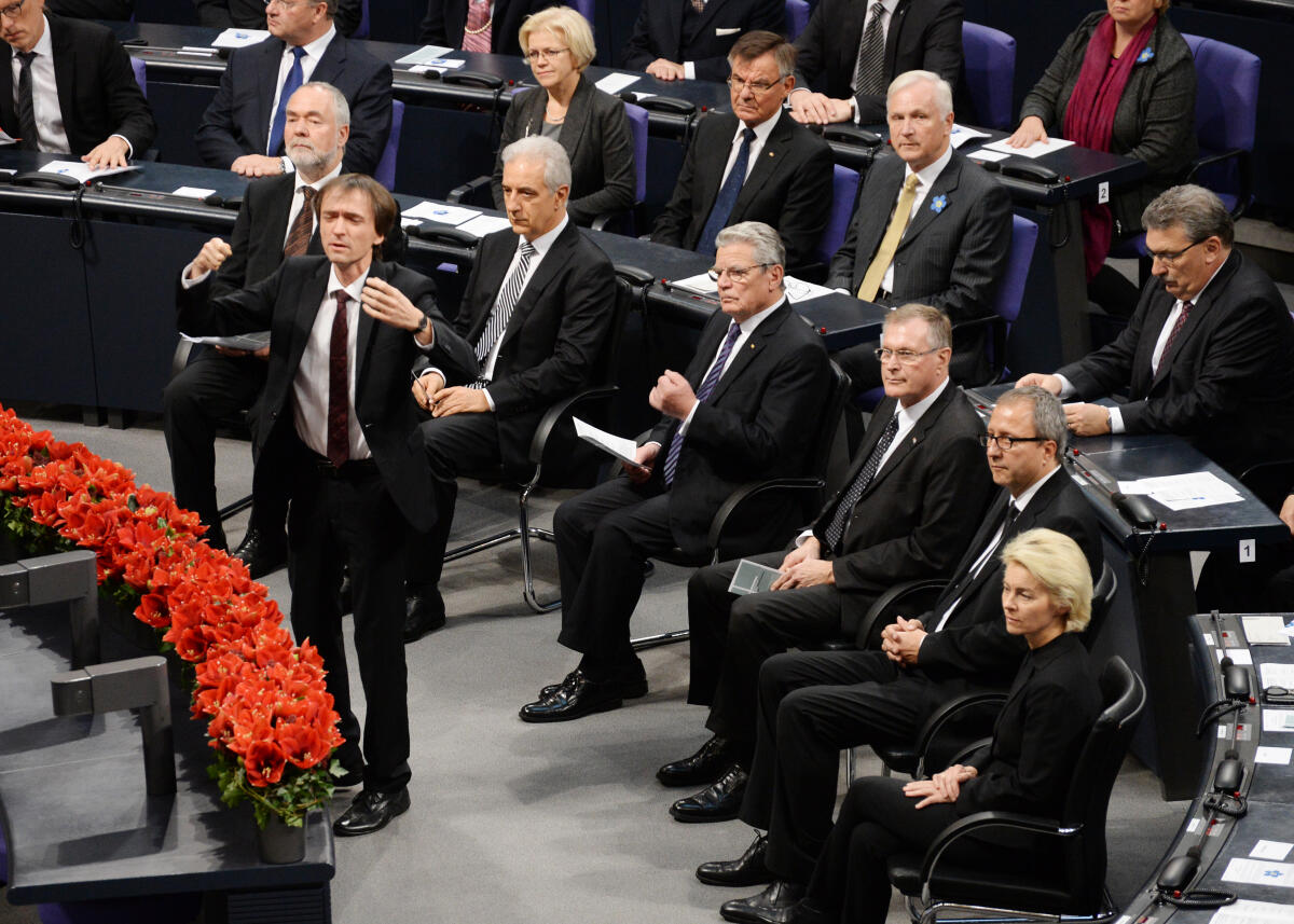 Gauck, Joachim; Meckel, Markus; Tillich, Stanislaw; Singhammer, Johannes; Voßkuhle, Andreas; Leyen, Ursula von der Aus Anlass des Volkstrauertages des Volksbundes Deutsche Kriegsgräberfürsorge e. V. findet im Plenarsaal des Deutschen Bundestages eine zentrale Gedenkstunde statt. Bundespräsident Joachim Gauck (3.v.li) hält die Gedenkrede und spricht das Totengedenken. Markus Meckel, (li), Präsident des Volksbundes, hält die Begrüßungsansprache. Schüler der Gesamtschule Berger Feld in Gelsenkirchen gestalten die Lesung. Anwesende Verfassungsorgane vordere Reihe: Bundesratspräsident Stanislaw Tillich, (2.v.li), Bundestagsvizepräsident Johannes Singhammer, (3.v.re), CDU/CSU, Bundesverfassungsgerichtspräsident Dr. Andreas Voßkuhle, (2.v.re), und die Bundesministerin der Verteidigung, Dr, Ursula von der Leyen, (re), CDU/CSU.; Volkstrauertag, Volksbund, Deutscher Bundestag.