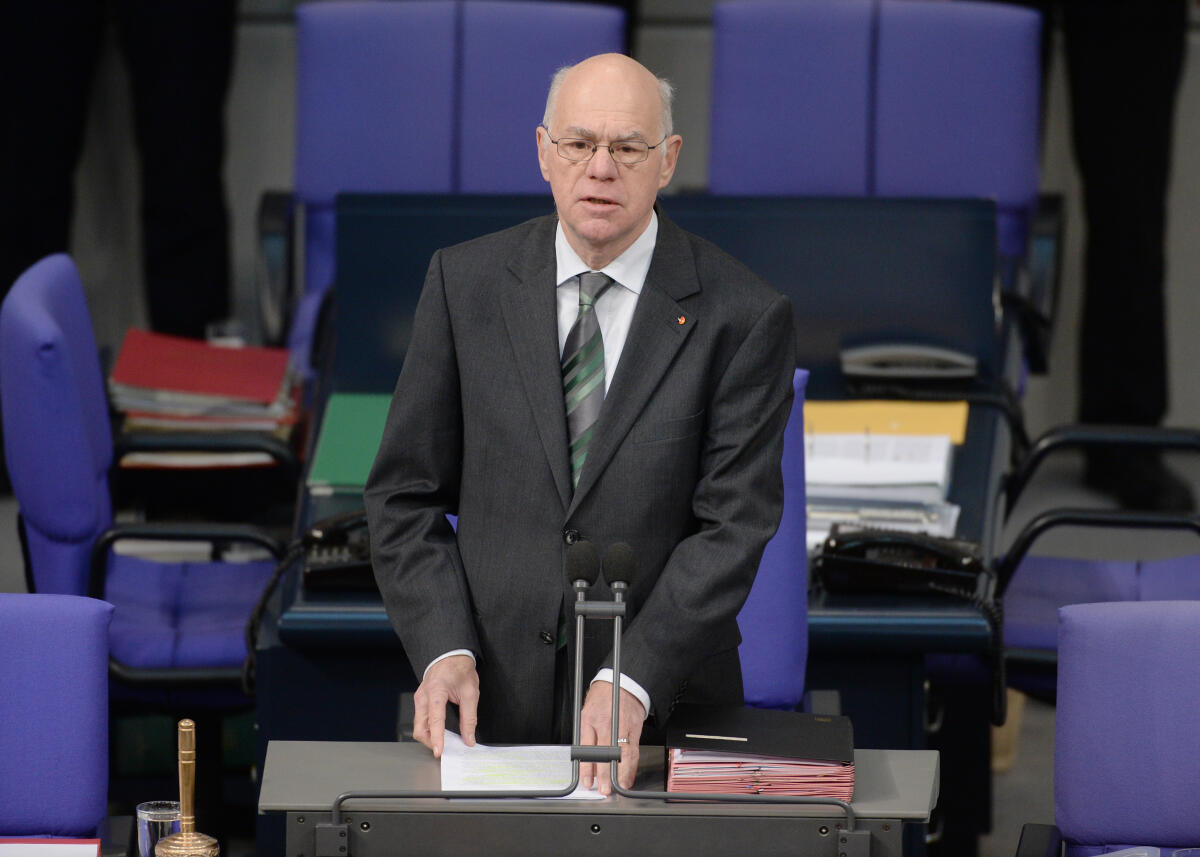 Lammert, Norbert Der Deutsche Bundestag hat am Donnerstag, 12. November 2015, mit einer Schweigeminute den am 10. November verstorbenen früheren Bundeskanzler Helmut Schmidt (SPD) gewürdigt. Schmidt war am Dienstag im Alter von 96 Jahren verstorben. Helmut Schmidt war Politiker, Publizist und  Patriot, sagte Bundestagspräsident Prof. Dr. Norbert Lammert (im Bild). Als Parlamentarier, als Bundesminister und vor allem als Bundeskanzler habe er sich auf herausragende Weise um Deutschland verdient gemacht. Wir verneigen uns vor einem der bedeutendsten politischen und intellektuellen Köpfe unseres Landes.; Vorsitz, Gedenken, Gedenkminute, Schweigeminute