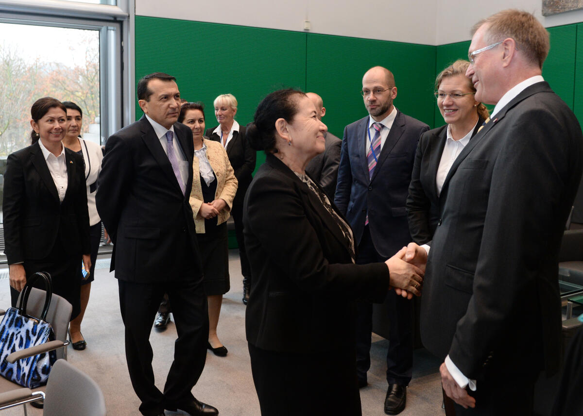 Singhammer, Johannes; Basitkhanova, Elmira Bundestagsvizepräsident Johannes Singhammer, (re), CDU/CSU, empfängt eine hochrangige Delegation aus Usbekistan, darunter die stellvertretende Premierministerin, Elmira Basitkhanova, (4.v.re), zu einem Gespräch.; Geste, Gestik.