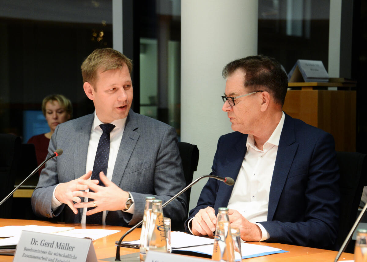 Der Bundesminister für wirtschaftliche Zusammenarbeit und Entwicklung, Dr. Gerd Müller, (re), CDU/CSU, ist zu einem Gespräch zu Gast beim Unterausschuss für Auswärtige Kultur- und Bildungspolitik. Thomas Erndl, (li), CDU/CSU, Vorsitzender des Ausschusses, leitet die Sitzung. Erndl, Thomas; Müller, Gerd Der Bundesminister für wirtschaftliche Zusammenarbeit und Entwicklung, Dr. Gerd Müller, (re), CDU/CSU, ist zu einem Gespräch zu Gast beim Unterausschuss für Auswärtige Kultur- und Bildungspolitik. Thomas Erndl, (li), CDU/CSU, Vorsitzender des Ausschusses, leitet die Sitzung.