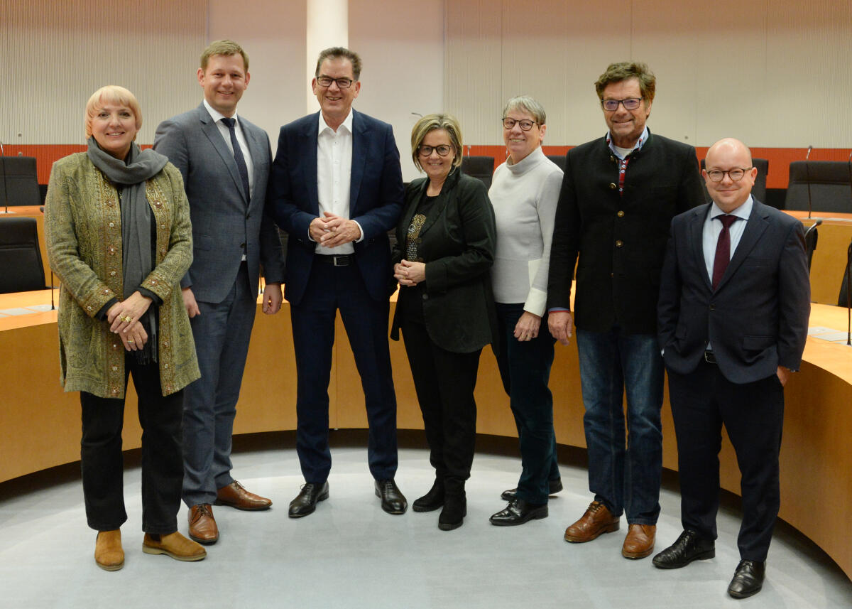 Der Bundesminister für wirtschaftliche Zusammenarbeit und Entwicklung, Dr. Gerd Müller, (3.v.li), CDU/CSU, ist zu einem Gespräch zu Gast beim Unterausschuss für Auswärtige Kultur- und Bildungspolitik. Thomas Erndl, (2.v.li), CDU/CSU, Vorsitzender des Ausschusses, leitet die Sitzung.; Gruppenfoto mit den Mitgliedern des Ausschusses. Erndl, Thomas; Müller, Gerd Der Bundesminister für wirtschaftliche Zusammenarbeit und Entwicklung, Dr. Gerd Müller, (3.v.li), CDU/CSU, ist zu einem Gespräch zu Gast beim Unterausschuss für Auswärtige Kultur- und Bildungspolitik. Thomas Erndl, (2.v.li), CDU/CSU, Vorsitzender des Ausschusses, leitet die Sitzung.; Gruppenfoto mit den Mitgliedern des Ausschusses.