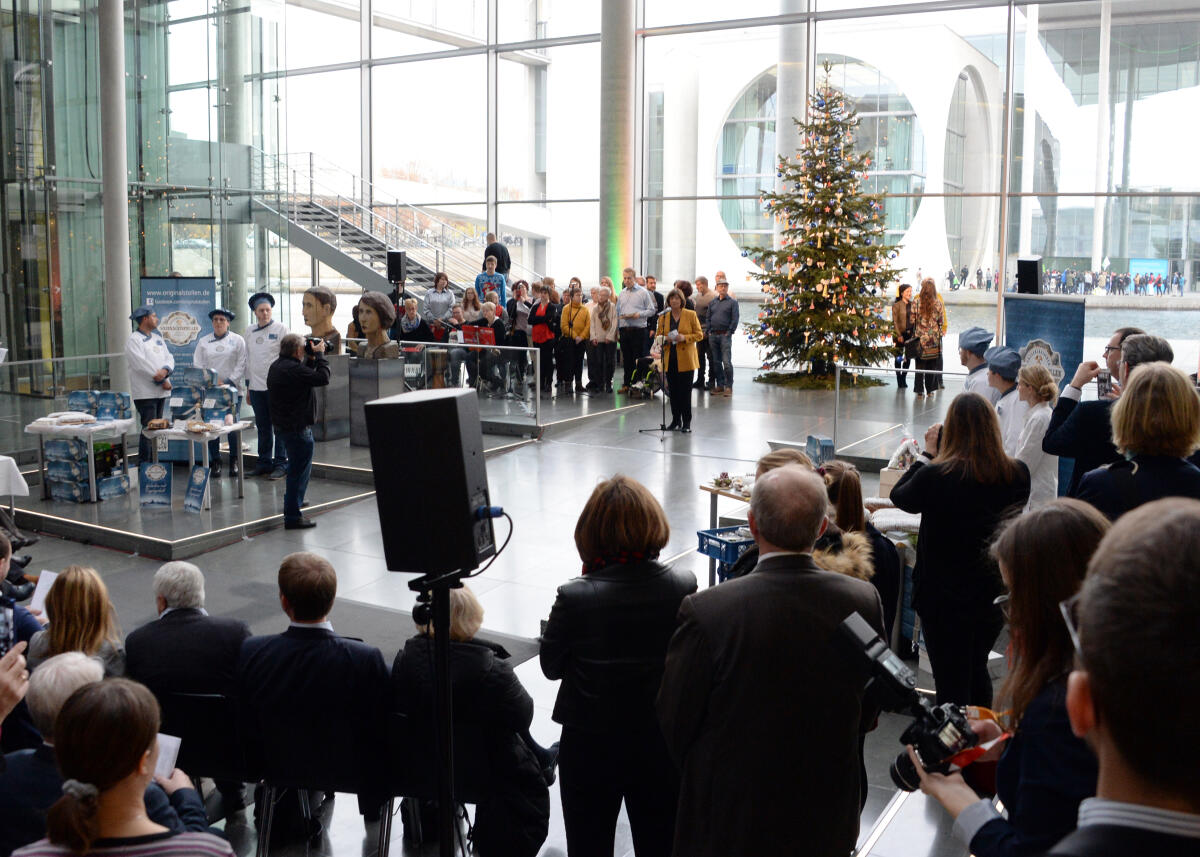 Schmidt, Ulla Die Bundesvorsitzende der Bundesvereinigung Lebenshilfe e. V., Ulla Schmidt, (am Mikrofon), SPD, begrüßt die zahlreichen Gäste zur Übergabe des Weihnachtsbaumes der Bundesvereinigung Lebenshilfe e. V., der für den Deutschen Bundestag an die Bundestagsvizepräsidentin Claudia Roth, Bündnis 90/Die Grünen, übergeben wird. Der Baum steht auf der Spreeseite des Paul-Löbe-Hauses. Den Baumschmuck haben Mitarbeiter der Lebenshilfe-Werkstätten gefertigt. Musikalisch wird die Übergabe vom Chor der Lebenshilfe Rhön Grabfeld (Bayern) untermalt.; Weihnachten.