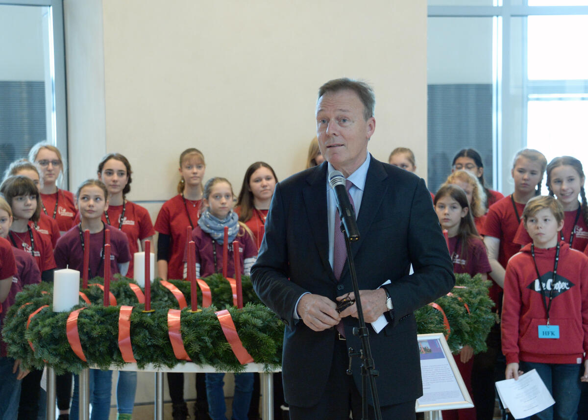 Oppermann, Thomas Bundestagsvizepräsident Thomas Oppermann, (am Mikrofon), SPD, nimmt vom Evangelischen Werk für Diakonie und Entwicklung e. V. für den Deutschen Bundestag einen Wichern-Adventskranz entgegen. Der Kinderchor der Stiftskantorei des Evangelischen Johannesstifts umrahmt die Veranstaltung musikalisch.; Advent, Adventskranz, Weihnachtszeit.