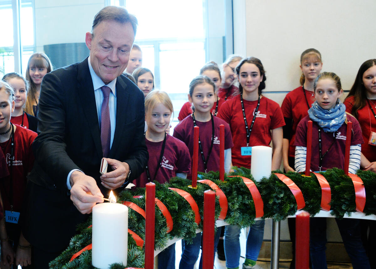 Bundestagsvizepräsident Thomas Oppermann, SPD, nimmt vom Evangelischen Werk für Diakonie und Entwicklung e. V. für den Deutschen Bundestag einen Wichern-Adventskranz entgegen. Der Kinderchor der Stiftskantorei des Evangelischen Johannesstifts umrahmt die Veranstaltung musikalisch.; Advent, Adventskranz, Weihnachtszeit, Kerze, Kerzen, Gesang, Musik. Oppermann, Thomas Bundestagsvizepräsident Thomas Oppermann, SPD, nimmt vom Evangelischen Werk für Diakonie und Entwicklung e. V. für den Deutschen Bundestag einen Wichern-Adventskranz entgegen. Der Kinderchor der Stiftskantorei des Evangelischen Johannesstifts umrahmt die Veranstaltung musikalisch.; Advent, Adventskranz, Weihnachtszeit, Kerze, Kerzen, Gesang, Musik.