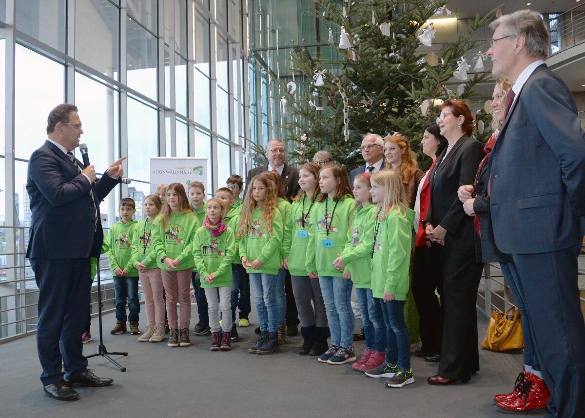 Bundestagsvizepräsident Dr. Hans-Peter Friedrich, (li), CDU/CSU, nimmt für den Deutschen Bundestag vom Verband Deutscher Naturparke e. V. den Weihnachtsbaum aus dem Naturpark Soonewald-Nahe für die Westseite des Paul-Löbe-Hauses entgegen. Schüler einer Grundschulklasse aus der Region des Naturparks umrahmen die Übergabe musikalisch.; Weihnachten, Musik, Gesang, Weihnachtsbaumschmuck. Friedrich, Hans-Peter Bundestagsvizepräsident Dr. Hans-Peter Friedrich, (li), CDU/CSU, nimmt für den Deutschen Bundestag vom Verband Deutscher Naturparke e. V. den Weihnachtsbaum aus dem Naturpark Soonewald-Nahe für die Westseite des Paul-Löbe-Hauses entgegen. Schüler einer Grundschulklasse aus der Region des Naturparks umrahmen die Übergabe musikalisch.; Weihnachten, Musik, Gesang, Weihnachtsbaumschmuck.