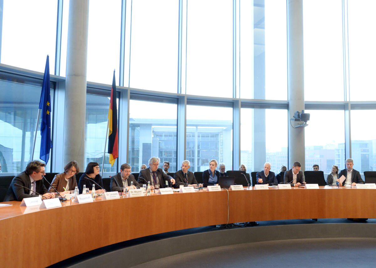 Die Generaldirektorin Handel der Europäischen Kommission, Dr. Sabine Weyand, (3.v.li), ist zu einem Gespräch zu Gast beim Ausschuss des Deutschen Bundestages für Wirtschaft und Energie. Andreas G. Lämmel, (4.v.li), CDU/CSU, Mitglied des Ausschusses und des Bundestages, leitet im Namen des Ausschusses das Gespräch.; Übersicht. Lämmel, Andreas G.; Weyand, Sabine Die Generaldirektorin Handel der Europäischen Kommission, Dr. Sabine Weyand, (3.v.li), ist zu einem Gespräch zu Gast beim Ausschuss des Deutschen Bundestages für Wirtschaft und Energie. Andreas G. Lämmel, (4.v.li), CDU/CSU, Mitglied des Ausschusses und des Bundestages, leitet im Namen des Ausschusses das Gespräch.; Übersicht.