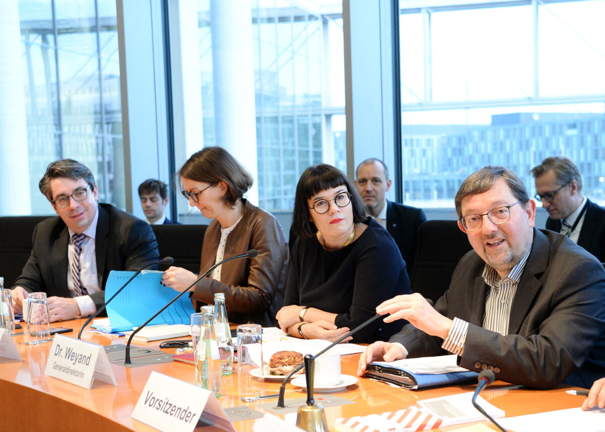 Die Generaldirektorin Handel der Europäischen Kommission, Dr. Sabine Weyand, (2.v.re), ist zu einem Gespräch zu Gast beim Ausschuss des Deutschen Bundestages für Wirtschaft und Energie. Andreas G. Lämmel, (re), CDU/CSU, Mitglied des Ausschusses und des Bundestages, leitet im Namen des Ausschusses das Gespräch. Lämmel, Andreas G.; Weyand, Sabine Die Generaldirektorin Handel der Europäischen Kommission, Dr. Sabine Weyand, (2.v.re), ist zu einem Gespräch zu Gast beim Ausschuss des Deutschen Bundestages für Wirtschaft und Energie. Andreas G. Lämmel, (re), CDU/CSU, Mitglied des Ausschusses und des Bundestages, leitet im Namen des Ausschusses das Gespräch.