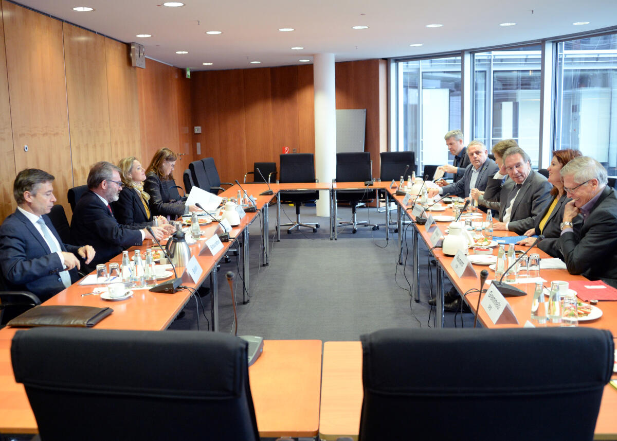 Klaus Ernst, (3.v.re), DIE LINKE, Vorsitzender des Ausschusses des Deutschen Bundestages für Wirtschaft und Energie, hat mit Beteiligung zahlreicher Mitglieder des Ausschusses, und im Namen desselben, ein Gespräch mit der Ministerin für Wirtschaft und Unternehmertum des Königreiches Spanien, Nadia Calvino, (3.v.li).; Übersicht. Ernst, Klaus; Calvino, Nadia Klaus Ernst, (3.v.re), DIE LINKE, Vorsitzender des Ausschusses des Deutschen Bundestages für Wirtschaft und Energie, hat mit Beteiligung zahlreicher Mitglieder des Ausschusses, und im Namen desselben, ein Gespräch mit der Ministerin für Wirtschaft und Unternehmertum des Königreiches Spanien, Nadia Calvino, (3.v.li).; Übersicht.