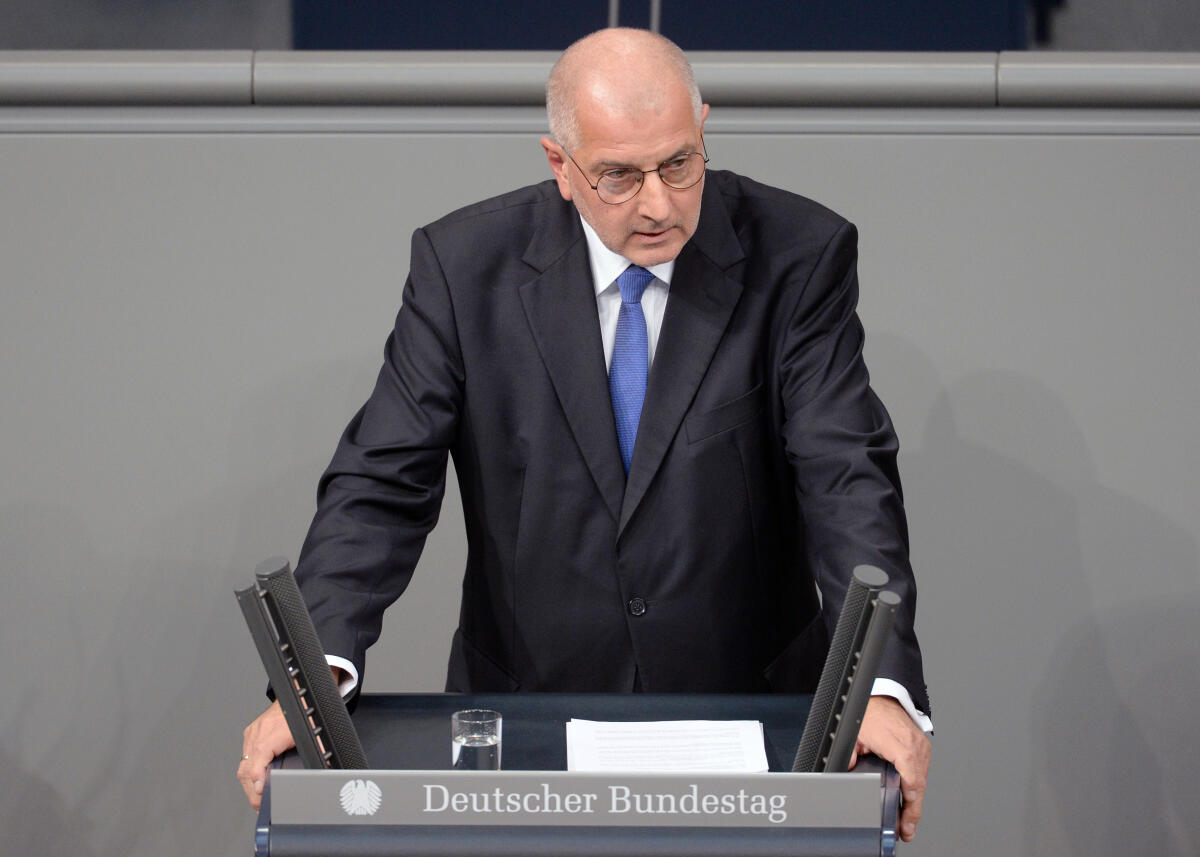 Zentrale Gedenkveranstaltung des Volksbundes Deutsche Kriegsgräberfürsorge e. V. am Volkstrauertag 2019 im Plenarsaal des Deutschen Bundestages im Reichstagsgebäude. Die Begrüßungsrede hält der Präsident des Volksbundes, Wolfgang Schneiderhan, die Gedenkrede hält der Stadtpräsident von Wroclaw (Breslau) a. D., Dr. Rafal Dutkiewicz (hier im Bild), das Totengedenken spricht Bundespräsident Frank-Walter Steinmeier. Als Vertreter für den Bundestag nimmt Bundestagsvizepräsident Wolfgang Kubicki teil. Die Veranstaltung wird musikalisch vom Bundeswehr-Musikkorps und dem Landesjugendchor und Kammerchor begleitet.; Rede, Rednerpult, Mikro, Mikrofon. Dutkiewicz, Rafal Zentrale Gedenkveranstaltung des Volksbundes Deutsche Kriegsgräberfürsorge e. V. am Volkstrauertag 2019 im Plenarsaal des Deutschen Bundestages im Reichstagsgebäude. Die Begrüßungsrede hält der Präsident des Volksbundes, Wolfgang Schneiderhan, die Gedenkrede hält der Stadtpräsident von Wroclaw (Breslau) a. D., Dr. Rafal Dutkiewicz (hier im Bild), das Totengedenken spricht Bundespräsident Frank-Walter Steinmeier. Als Vertreter für den Bundestag nimmt Bundestagsvizepräsident Wolfgang Kubicki teil. Die Veranstaltung wird musikalisch vom Bundeswehr-Musikkorps und dem Landesjugendchor und Kammerchor begleitet.; Rede, Rednerpult, Mikro, Mikrofon.