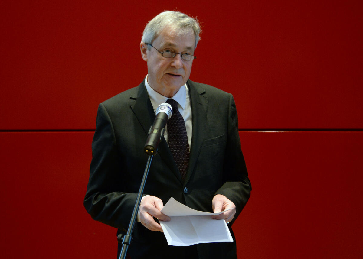 Staatssekretär Prof. Dr. Horst Risse, (am Mikrofon), Direktor beim Deutschen Bundestag, gibt im Rahmen der Gedenkstunde des Volksbundes Deutsche Kriegsgräberfürsorge e. V. zum Volkstrauertag im Namen des Bundestages einen Empfang für eine polnische Delegation, die Gäste des Hauptredners Rafal Dutkiewicz sind. Risse, Horst Staatssekretär Prof. Dr. Horst Risse, (am Mikrofon), Direktor beim Deutschen Bundestag, gibt im Rahmen der Gedenkstunde des Volksbundes Deutsche Kriegsgräberfürsorge e. V. zum Volkstrauertag im Namen des Bundestages einen Empfang für eine polnische Delegation, die Gäste des Hauptredners Rafal Dutkiewicz sind.