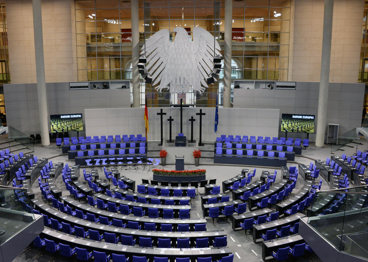 Im Plenarsaal des Deutschen Bundestages im Reichstagsgebäude findet am 17. November 2019 eine Gedenkstunde des Volksbundes Deutsche Kriegsgräberfürsorge e. V. zum Volkstrauertag statt.; Hier eine Übersicht des Saales ohne Teilnehmer. Adler, Bundesadler, Kreuz, Kreuze, Blumen, Videowand. Im Plenarsaal des Deutschen Bundestages im Reichstagsgebäude findet am 17. November 2019 eine Gedenkstunde des Volksbundes Deutsche Kriegsgräberfürsorge e. V. zum Volkstrauertag statt.; Hier eine Übersicht des Saales ohne Teilnehmer. Adler, Bundesadler, Kreuz, Kreuze, Blumen, Videowand.