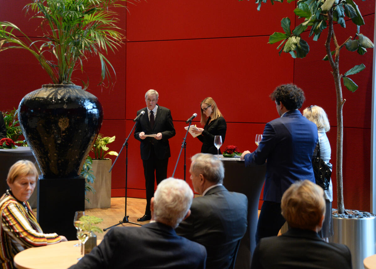 Staatssekretär Prof. Dr. Horst Risse, (am Mikrofon), Direktor beim Deutschen Bundestag, gibt im Rahmen der Gedenkstunde des Volksbundes Deutsche Kriegsgräberfürsorge e. V. zum Volkstrauertag im Namen des Bundestages einen Empfang für eine polnische Delegation, die Gäste des Hauptredners Rafal Dutkiewicz sind.; Übersicht. Risse, Horst Staatssekretär Prof. Dr. Horst Risse, (am Mikrofon), Direktor beim Deutschen Bundestag, gibt im Rahmen der Gedenkstunde des Volksbundes Deutsche Kriegsgräberfürsorge e. V. zum Volkstrauertag im Namen des Bundestages einen Empfang für eine polnische Delegation, die Gäste des Hauptredners Rafal Dutkiewicz sind.; Übersicht.