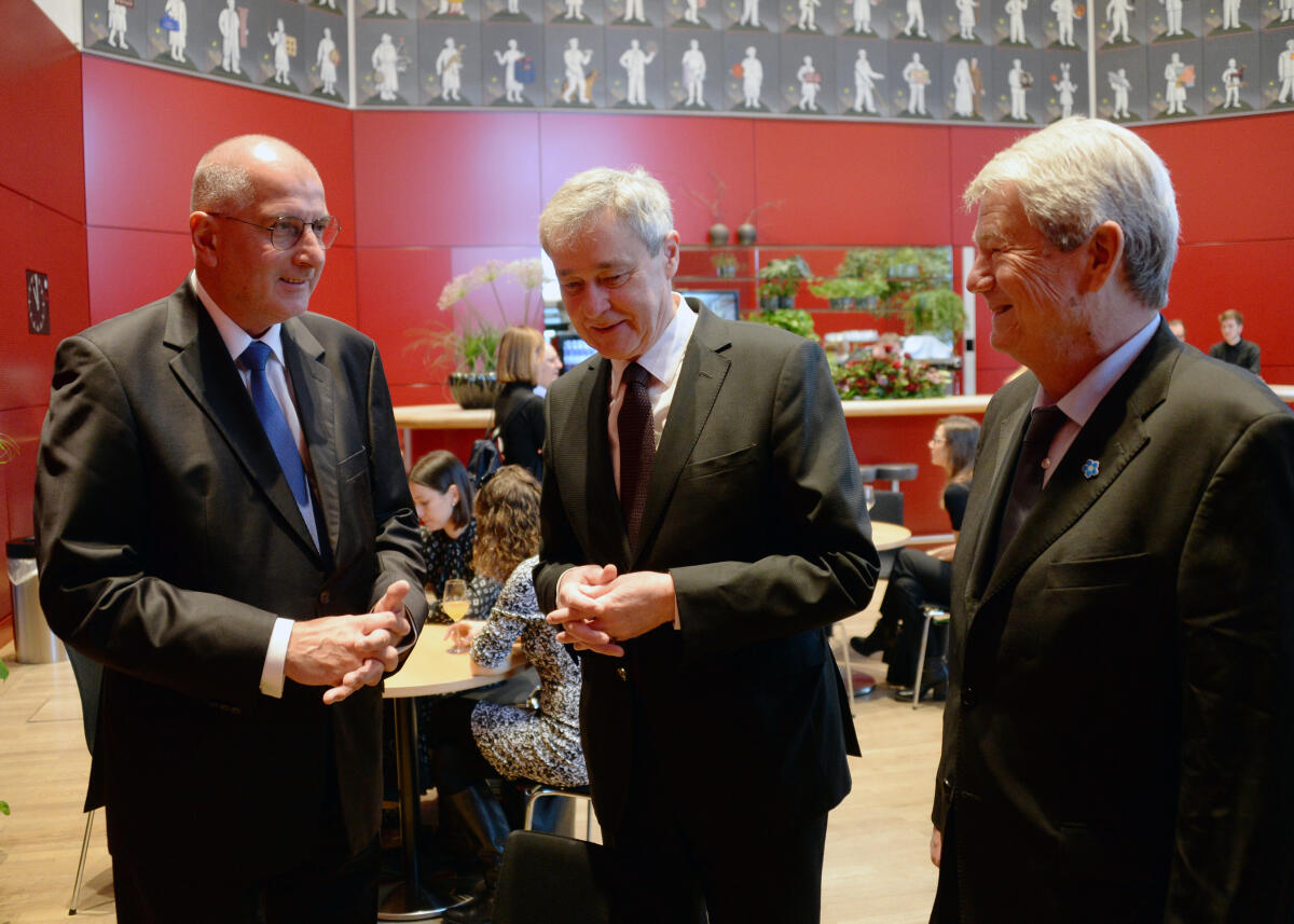 Staatssekretär Prof. Dr. Horst Risse, (mitte), Direktor beim Deutschen Bundestag, gibt im Rahmen der Gedenkstunde des Volksbundes zum Volkstrauertag im Namen des Bundestages einen Empfang für eine polnische Delegation, die Gäste des Hauptredners Rafal Dutkiewicz (li) sind. Rechts im Bild: der stellvertretende Präsident des Volksbundes Deutsche Kriegsgräberfürsorge e. V., Wolfgang Wieland.; Gespräch. Risse, Horst; Dutkiewicz, Rafal; Wieland, Wolfgang Staatssekretär Prof. Dr. Horst Risse, (mitte), Direktor beim Deutschen Bundestag, gibt im Rahmen der Gedenkstunde des Volksbundes zum Volkstrauertag im Namen des Bundestages einen Empfang für eine polnische Delegation, die Gäste des Hauptredners Rafal Dutkiewicz (li) sind. Rechts im Bild: der stellvertretende Präsident des Volksbundes Deutsche Kriegsgräberfürsorge e. V., Wolfgang Wieland.; Gespräch.
