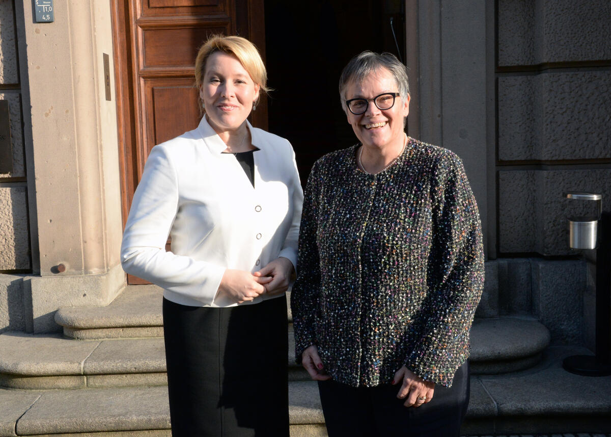 Die Präsidentin der Parlamentarischen Versammlung des Europarates, Liliane Maury Pasquier, (re), ist zu Gast beim Deutschen Bundestag. Hier trifft sich die Präsidentin mit der Bundesministerin für Familie, Senioren, Frauen und Jugend, Dr. Franziska Giffey, (li), SPD, zu einem Gespräch. Pasquier, Liliane Maury; Giffey, Franziska Die Präsidentin der Parlamentarischen Versammlung des Europarates, Liliane Maury Pasquier, (re), ist zu Gast beim Deutschen Bundestag. Hier trifft sich die Präsidentin mit der Bundesministerin für Familie, Senioren, Frauen und Jugend, Dr. Franziska Giffey, (li), SPD, zu einem Gespräch.