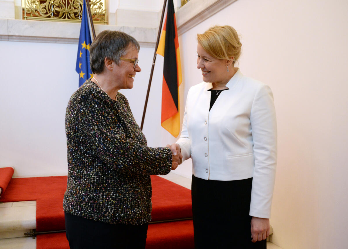 Die Präsidentin der Parlamentarischen Versammlung des Europarates, Liliane Maury Pasquier, (li), ist zu Gast beim Deutschen Bundestag. Hier trifft sich die Präsidentin mit der Bundesministerin für Familie, Senioren, Frauen und Jugend, Dr. Franziska Giffey, (re), SPD, zu einem Gespräch.; Fahne, Fahnen, Geste, Gestik. Pasquier, Liliane Maury; Giffey, Franziska Die Präsidentin der Parlamentarischen Versammlung des Europarates, Liliane Maury Pasquier, (li), ist zu Gast beim Deutschen Bundestag. Hier trifft sich die Präsidentin mit der Bundesministerin für Familie, Senioren, Frauen und Jugend, Dr. Franziska Giffey, (re), SPD, zu einem Gespräch.; Fahne, Fahnen, Geste, Gestik.