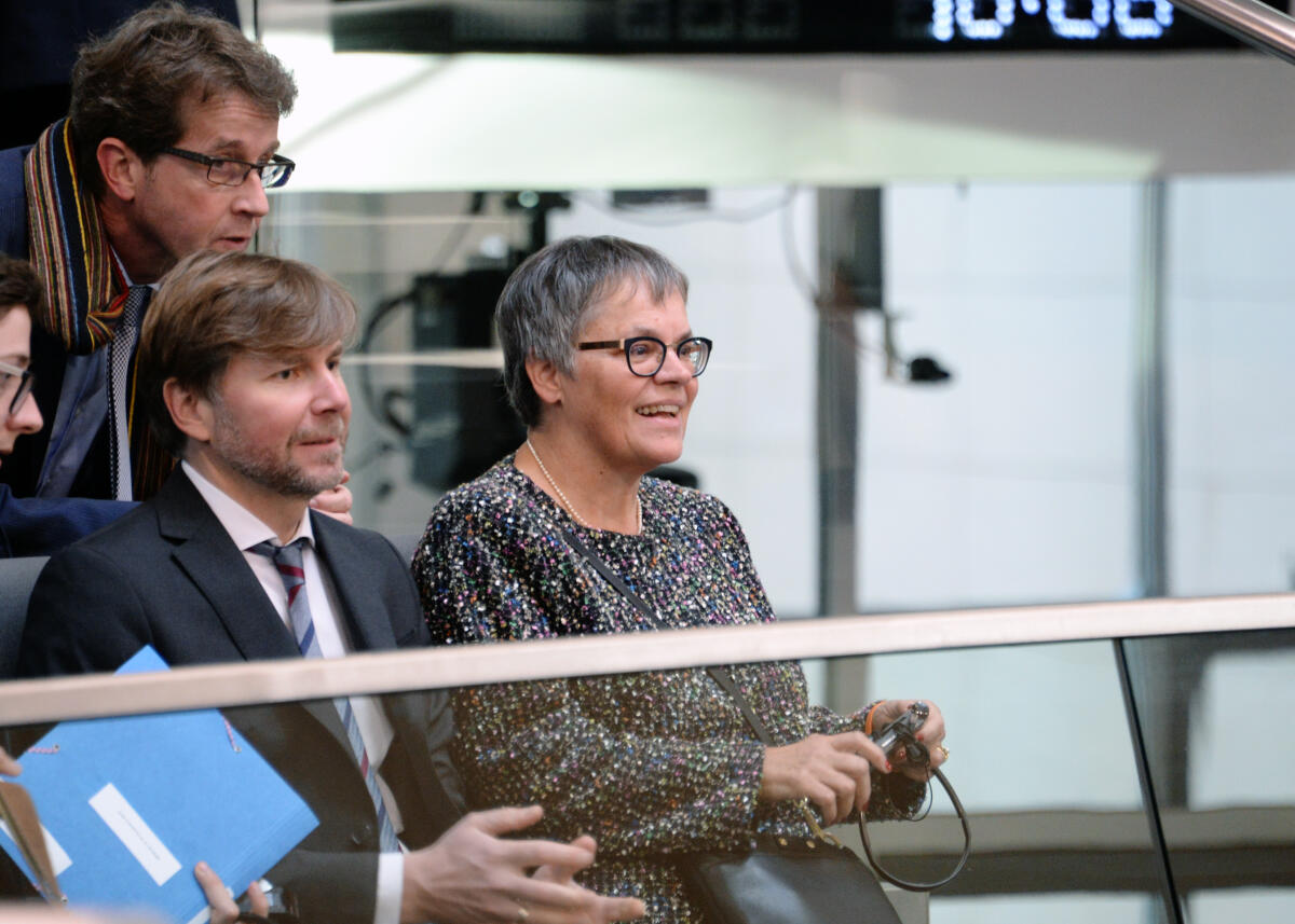 Bundestagspräsident Dr. Wolfgang Schäuble, (hier nicht im Bild), CDU/CSU, begrüßt die Präsidentin der Parlamentarischen Versammlung des Europarates, Liliane Maury Pasquier, (re), die als Gast auf der Ehrentribüne im Plenarsaal des Deutschen Bundestages Platz genommen hat. Pasquier, Liliane Maury Bundestagspräsident Dr. Wolfgang Schäuble, (hier nicht im Bild), CDU/CSU, begrüßt die Präsidentin der Parlamentarischen Versammlung des Europarates, Liliane Maury Pasquier, (re), die als Gast auf der Ehrentribüne im Plenarsaal des Deutschen Bundestages Platz genommen hat.