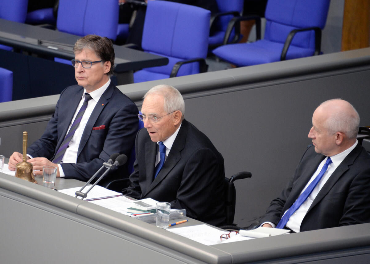 Schäuble, Wolfgang Bundestagspräsident Dr. Wolfgang Schäuble, (Vorsitz, mitte), CDU/CSU, begrüßt die Präsidentin der Parlamentarischen Versammlung des Europarates, Liliane Maury Pasquier, die als Gast auf der Ehrentribüne im Plenarsaal des Deutschen Bundestages Platz genommen hat.