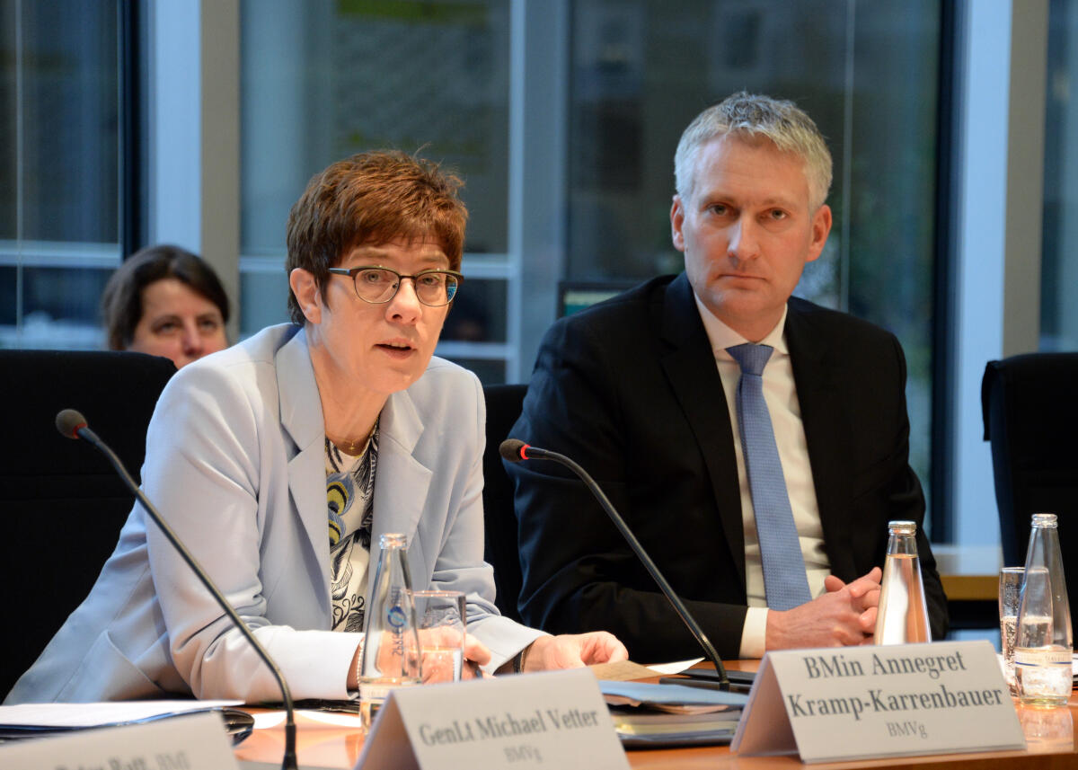 Hansjörg Durz, CDU/CSU, stellvertretender Vorsitzender des Ausschusses des Bundestages Digitale Agenda, leitet eine Sitzung, an der die Bundesministerin für Verteidigung, Annegret Kramp-Karrenbauer, CDU/CSU, teilnimmt. Durz, Hansjörg; Kramp-Karrenbauer, Annegret Hansjörg Durz, CDU/CSU, stellvertretender Vorsitzender des Ausschusses des Bundestages Digitale Agenda, leitet eine Sitzung, an der die Bundesministerin für Verteidigung, Annegret Kramp-Karrenbauer, CDU/CSU, teilnimmt.