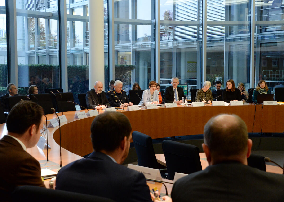 Hansjörg Durz, (4.v.re), CDU/CSU, stellvertretender Vorsitzender des Ausschusses des Bundestages Digitale Agenda, leitet eine Sitzung, an der die Bundesministerin für Verteidigung, Annegret Kramp-Karrenbauer, (5.v.re), CDU/CSU, teilnimmt.; Übersicht. Durz, Hansjörg; Kramp-Karrenbauer, Annegret Hansjörg Durz, (4.v.re), CDU/CSU, stellvertretender Vorsitzender des Ausschusses des Bundestages Digitale Agenda, leitet eine Sitzung, an der die Bundesministerin für Verteidigung, Annegret Kramp-Karrenbauer, (5.v.re), CDU/CSU, teilnimmt.; Übersicht.