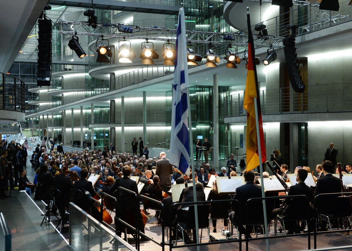 Bundestagspräsident Prof. Dr. Norbert Lammert, CDU/CSU, eröffnet in Anwesenheit des israelischen Botschafters Yakov Hadas-Handelsman, und des Präsidenten der Deutsch-Israelischen Gesellschaft e. V., Reinhold Robbe, im Paul-Löbe-Haus des Deutschen Bundestages die Ausstellung "Israelis & Deutsche". Die Veranstaltung wird unter der Leitung von Justus Frantz von Musik untermalt, u. a. durch den Klarinettisten Giora Feidman.; Übersicht. Bundestagspräsident Prof. Dr. Norbert Lammert, CDU/CSU, eröffnet in Anwesenheit des israelischen Botschafters Yakov Hadas-Handelsman, und des Präsidenten der Deutsch-Israelischen Gesellschaft e. V., Reinhold Robbe, im Paul-Löbe-Haus des Deutschen Bundestages die Ausstellung "Israelis & Deutsche". Die Veranstaltung wird unter der Leitung von Justus Frantz von Musik untermalt, u. a. durch den Klarinettisten Giora Feidman.; Übersicht.