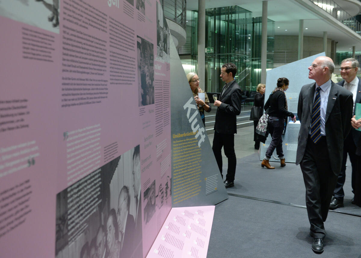 Lammert, Norbert Bundestagspräsident Prof. Dr. Norbert Lammert, (hier beim Rundgang durch die Ausstellung), CDU/CSU, eröffnet in Anwesenheit des israelischen Botschafters Yakov Hadas-Handelsman, und des Präsidenten der Deutsch-Israelischen Gesellschaft e. V., Reinhold Robbe, im Paul-Löbe-Haus des Deutschen Bundestages die Ausstellung "Israelis & Deutsche". Die Veranstaltung wird unter der Leitung von Justus Frantz von Musik untermalt, u. a. durch den Klarinettisten Giora Feidman.