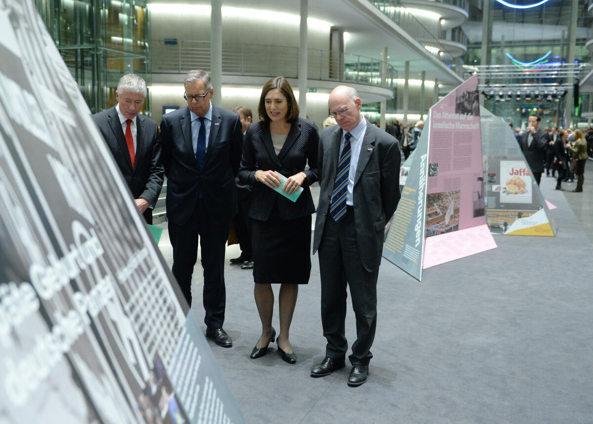 Bundestagspräsident Prof. Dr. Norbert Lammert, (hier beim Rundgang durch die Ausstellung), CDU/CSU, eröffnet in Anwesenheit des israelischen Botschafters Yakov Hadas-Handelsman, und des Präsidenten der Deutsch-Israelischen Gesellschaft e. V., Reinhold Robbe, im Paul-Löbe-Haus des Deutschen Bundestages die Ausstellung "Israelis & Deutsche". Die Veranstaltung wird unter der Leitung von Justus Frantz von Musik untermalt, u. a. durch den Klarinettisten Giora Feidman. Lammert, Norbert Bundestagspräsident Prof. Dr. Norbert Lammert, (hier beim Rundgang durch die Ausstellung), CDU/CSU, eröffnet in Anwesenheit des israelischen Botschafters Yakov Hadas-Handelsman, und des Präsidenten der Deutsch-Israelischen Gesellschaft e. V., Reinhold Robbe, im Paul-Löbe-Haus des Deutschen Bundestages die Ausstellung "Israelis & Deutsche". Die Veranstaltung wird unter der Leitung von Justus Frantz von Musik untermalt, u. a. durch den Klarinettisten Giora Feidman.