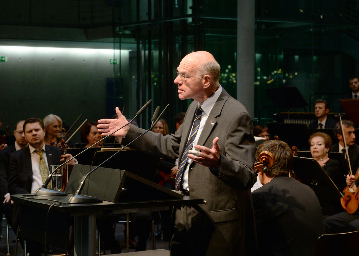 Bundestagspräsident Prof. Dr. Norbert Lammert, (hier im Bild), CDU/CSU, eröffnet in Anwesenheit des israelischen Botschafters Yakov Hadas-Handelsman, und des Präsidenten der Deutsch-Israelischen Gesellschaft e. V., Reinhold Robbe,im Paul-Löbe-Haus des Deutschen Bundestages die Ausstellung "Israelis & Deutsche". Die Veranstaltung wird unter der Leitung von Justus Frantz von Musik untermalt, u. a. durch den Klarinettisten Giora Feidman.; Bühne, Rednerpult. Lammert, Norbert Bundestagspräsident Prof. Dr. Norbert Lammert, (hier im Bild), CDU/CSU, eröffnet in Anwesenheit des israelischen Botschafters Yakov Hadas-Handelsman, und des Präsidenten der Deutsch-Israelischen Gesellschaft e. V., Reinhold Robbe,im Paul-Löbe-Haus des Deutschen Bundestages die Ausstellung "Israelis & Deutsche". Die Veranstaltung wird unter der Leitung von Justus Frantz von Musik untermalt, u. a. durch den Klarinettisten Giora Feidman.; Bühne, Rednerpult.