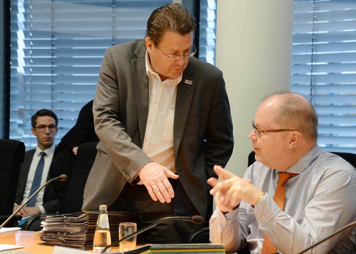 Stephan Brandner, (li), AfD, Vorsitzender des Ausschusses für Recht und Verbraucherschutz, vor Beginn der Ausschusssitzung, in der er als Vorsitzender abberufen wurde. Rechts im Bild: der Parlamentarische Staatssekretär Christian Lange, SPD. Brandner, Stephan; Lange, Christian Stephan Brandner, (li), AfD, Vorsitzender des Ausschusses für Recht und Verbraucherschutz, vor Beginn der Ausschusssitzung, in der er als Vorsitzender abberufen wurde. Rechts im Bild: der Parlamentarische Staatssekretär Christian Lange, SPD.