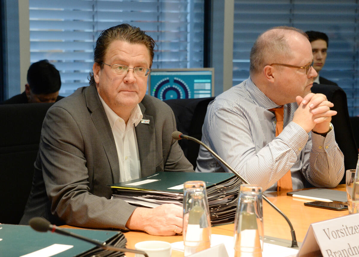 Stephan Brandner, (li), AfD, Vorsitzender des Ausschusses für Recht und Verbraucherschutz, vor Beginn der Ausschusssitzung, in der er als Vorsitzender abberufen wurde. Rechts im Bild: der Parlamentarische Staatssekretär Christian Lange, SPD. Brandner, Stephan; Lange, Christian Stephan Brandner, (li), AfD, Vorsitzender des Ausschusses für Recht und Verbraucherschutz, vor Beginn der Ausschusssitzung, in der er als Vorsitzender abberufen wurde. Rechts im Bild: der Parlamentarische Staatssekretär Christian Lange, SPD.