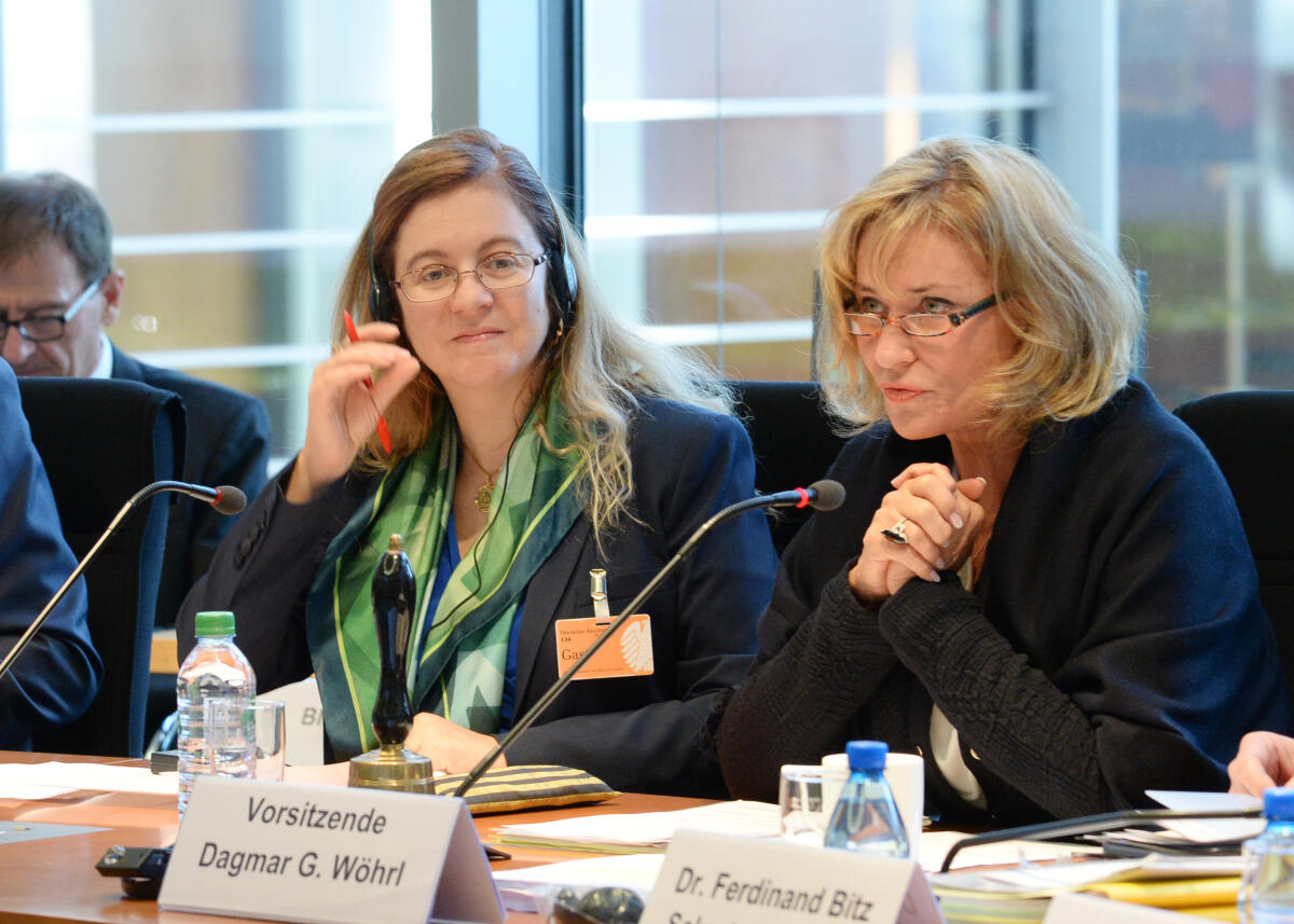 Die Executivdirektorin des Green Climate Fund (GCF), Héla Cheikhrouhou, (li), ist zu Gast beim Ausschuss des Deutschen Bundestages für wirtschaftliche Zusammenarbeit und Entwicklung. Dagmar G. Wöhrl, (re), CDU/CSU, Vorsitzende des Ausschusses, leitet die Sitzung. Wöhrl, Dagmar G.; Cheikhrouhou, Héla Die Executivdirektorin des Green Climate Fund (GCF), Héla Cheikhrouhou, (li), ist zu Gast beim Ausschuss des Deutschen Bundestages für wirtschaftliche Zusammenarbeit und Entwicklung. Dagmar G. Wöhrl, (re), CDU/CSU, Vorsitzende des Ausschusses, leitet die Sitzung.