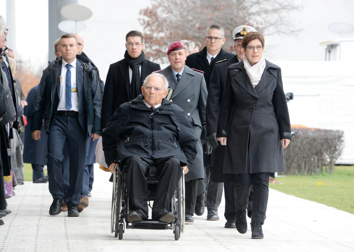 Schäuble, Wolfgang; Kramp-Karrenbauer, Annegret Bundestagspräsident Dr. Wolfgang Schäuble, CDU/CSU, hält auf dem Platz der Republik vor dem Reichstagsgebäude die Gelöbnisansprache beim Feierlichen Gelöbnis von Soldatinnen und Soldaten der Bundeswehr. Bundesverteidigungsministerin Annegret Kramp-Karrenbauer, (re), CDU/CSU, hält die Ansprache. Das Stabsmusikkorps der Bundeswehr spielt Musikstücke, das Wachbataillon stellt die Ehrenformation. Die 400 Rekrutinnen und Rekruten legen das Feierliche Gelöbnis ab.