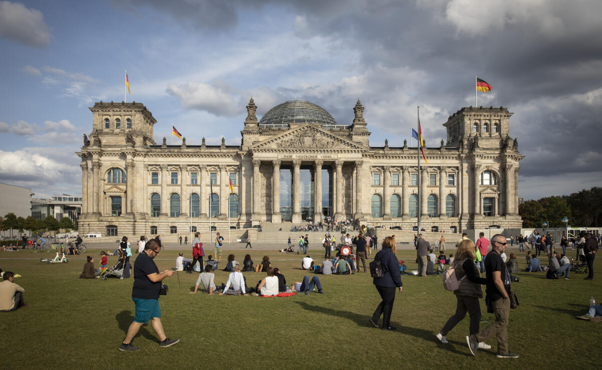 Besucher auf dem Platz der Republik vor dem Reichstagsgebäude am Tag der Ein- und Ausblicke.; Gäste, Touristen, Bundestag, TEA, Rasen, Wolken, Kuppel, Flagge, Deutschlandflagge, Fahne, Deutschlandfahne Besucher auf dem Platz der Republik vor dem Reichstagsgebäude am Tag der Ein- und Ausblicke.; Gäste, Touristen, Bundestag, TEA, Rasen, Wolken, Kuppel, Flagge, Deutschlandflagge, Fahne, Deutschlandfahne