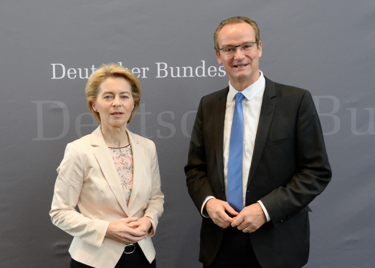 Die zukünftige Präsidentin der Europäischen Kommission, Ursula von der Leyen, CDU/CSU, ist zu Gast beim Ausschuss des Deutschen Bundestages für die Angelegenheiten der Europäischen Union. Gunther Krichbaum, CDU/CSU, Vorsitzender des Ausschusses, leitet die kurzfristig anberaumte Sitzung.; Begrüßung. Krichbaum, Gunther; Leyen, Ursula von der Die zukünftige Präsidentin der Europäischen Kommission, Ursula von der Leyen, CDU/CSU, ist zu Gast beim Ausschuss des Deutschen Bundestages für die Angelegenheiten der Europäischen Union. Gunther Krichbaum, CDU/CSU, Vorsitzender des Ausschusses, leitet die kurzfristig anberaumte Sitzung.; Begrüßung.