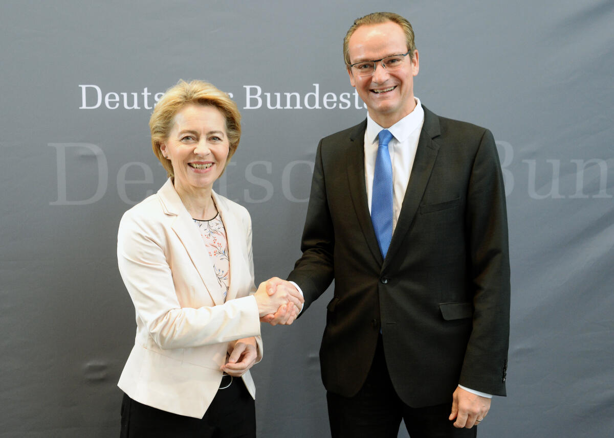 Die zukünftige Präsidentin der Europäischen Kommission, Ursula von der Leyen, CDU/CSU, ist zu Gast beim Ausschuss des Deutschen Bundestages für die Angelegenheiten der Europäischen Union. Gunther Krichbaum, CDU/CSU, Vorsitzender des Ausschusses, leitet die kurzfristig anberaumte Sitzung.; Begrüßung, Geste, Gestik. Krichbaum, Gunther; Leyen, Ursula von der Die zukünftige Präsidentin der Europäischen Kommission, Ursula von der Leyen, CDU/CSU, ist zu Gast beim Ausschuss des Deutschen Bundestages für die Angelegenheiten der Europäischen Union. Gunther Krichbaum, CDU/CSU, Vorsitzender des Ausschusses, leitet die kurzfristig anberaumte Sitzung.; Begrüßung, Geste, Gestik.